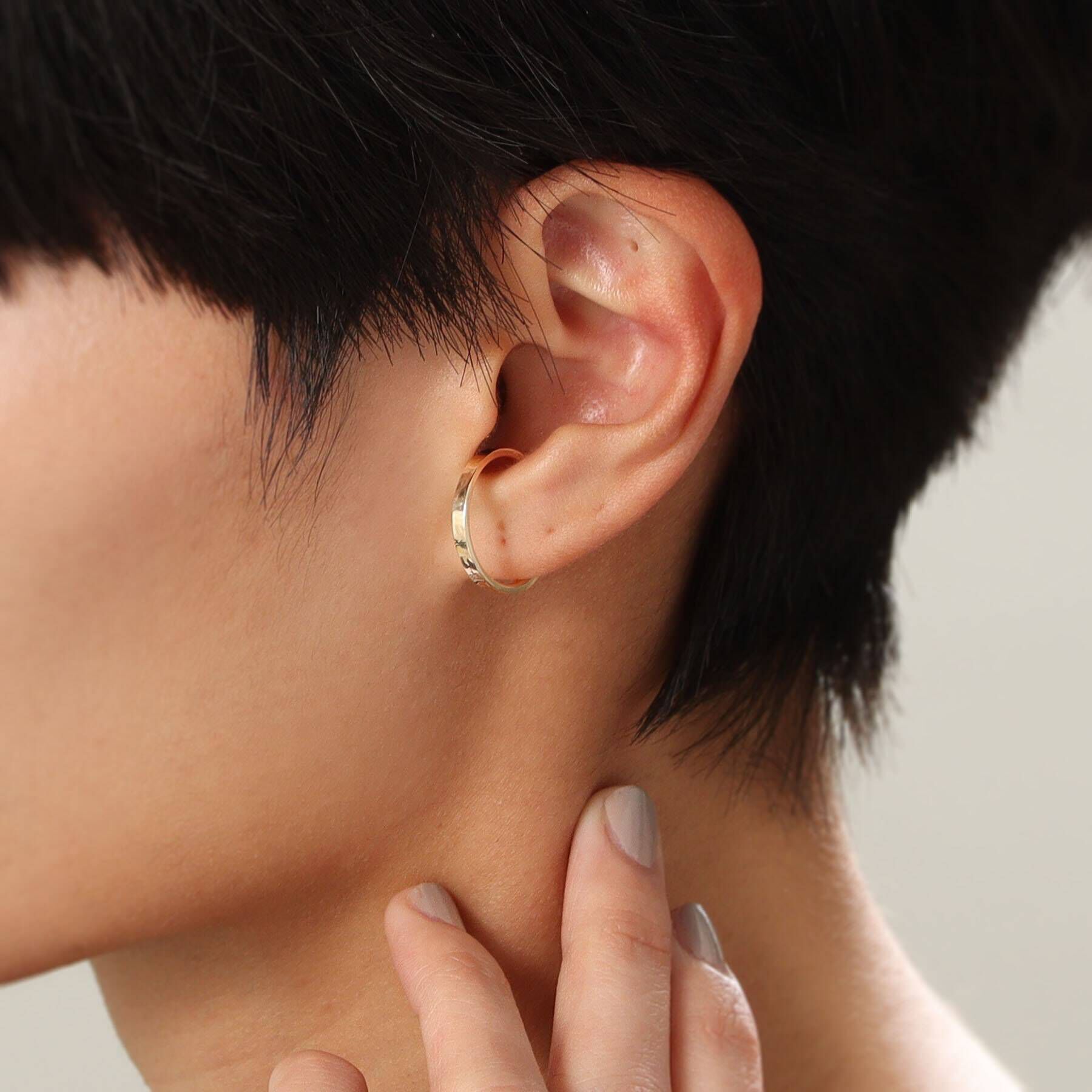 COCOSHNIK「K10中空アンジュレート イヤーカフ大」|イヤリング|