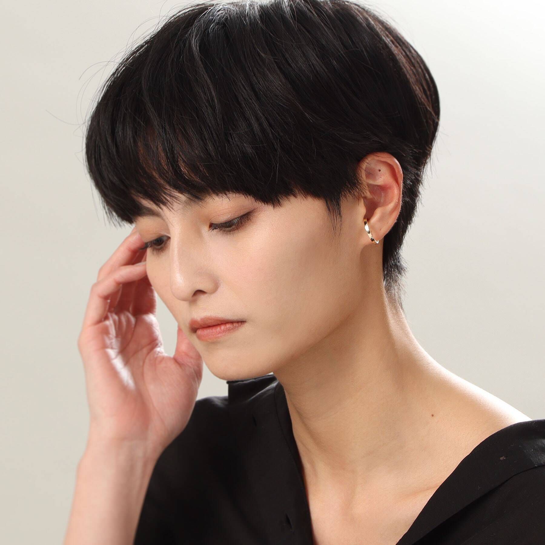 COCOSHNIK「K10中空アンジュレート イヤーカフ大」|イヤリング|