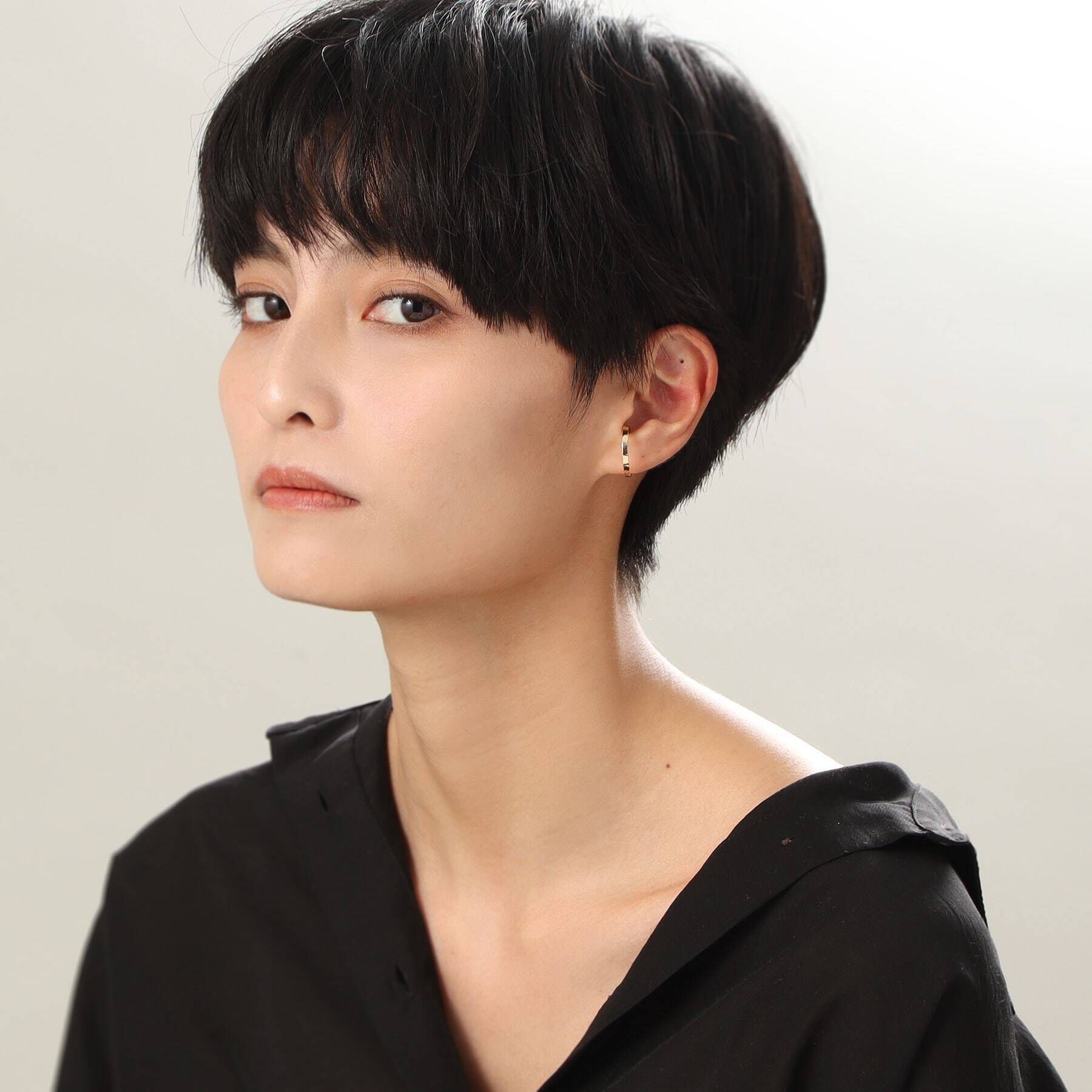 COCOSHNIK「K10中空アンジュレート イヤーカフ大」|イヤリング|