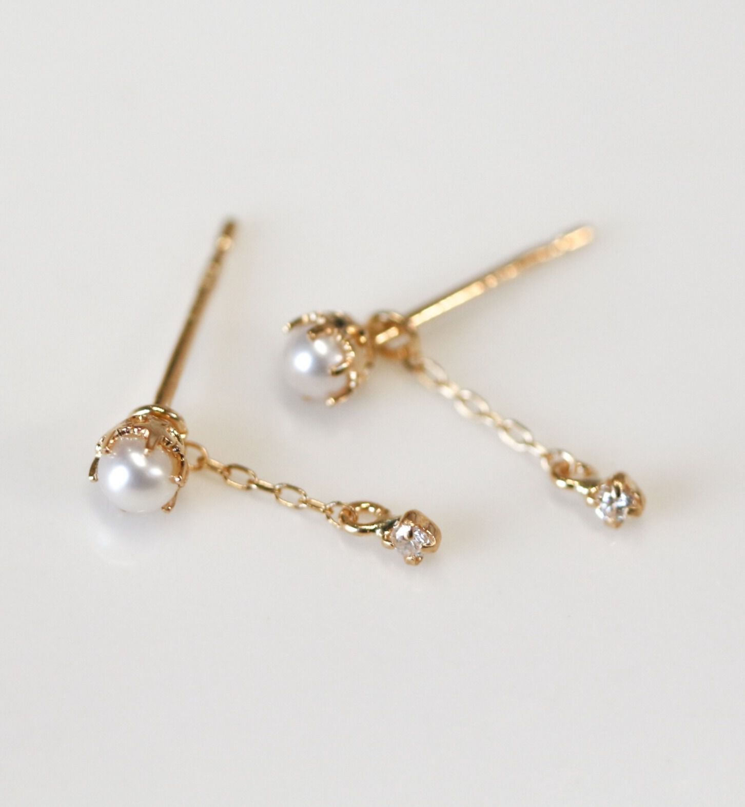  「ダイヤモンド / パール チャーム ピアス | K18」|ピアス|