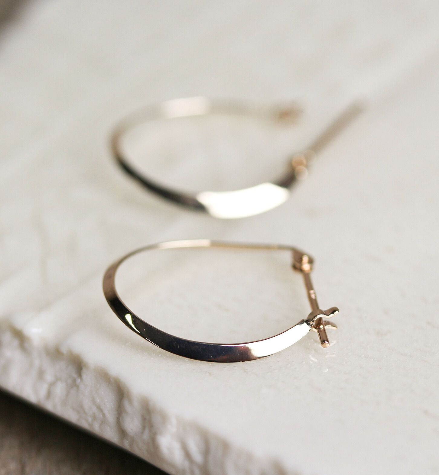  「ゴールド フラット スナップ フープ ピアス | K10YG」|ピアス|