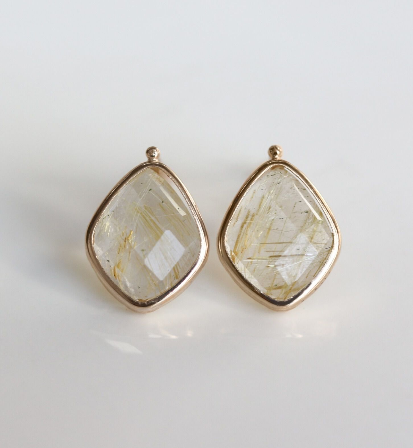  「カラーストーン ピアス | K10YG 〈ミルキーアクアマリン / ルチルクォーツ〉」|ピアス|イエロー