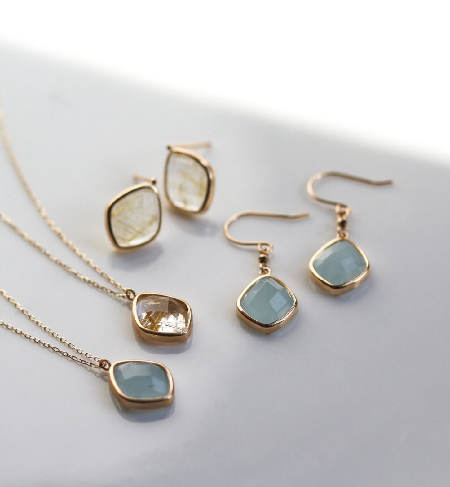  「カラーストーン ピアス | K10YG 〈ミルキーアクアマリン / ルチルクォーツ〉」|ピアス|