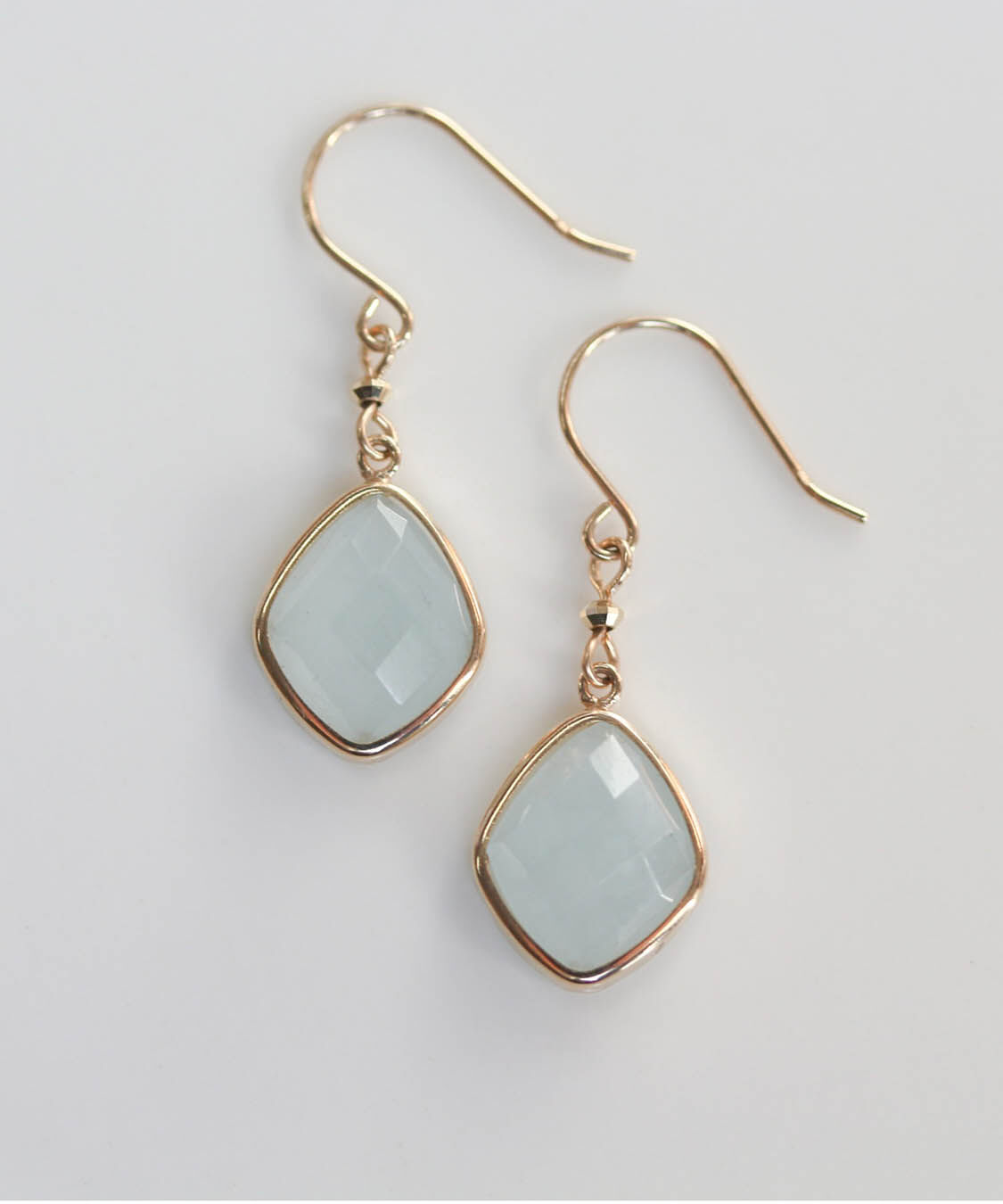  「カラーストーン フック ピアス | K10YG 〈ミルキーアクアマリン / ルチルクォーツ〉」|ピアス|