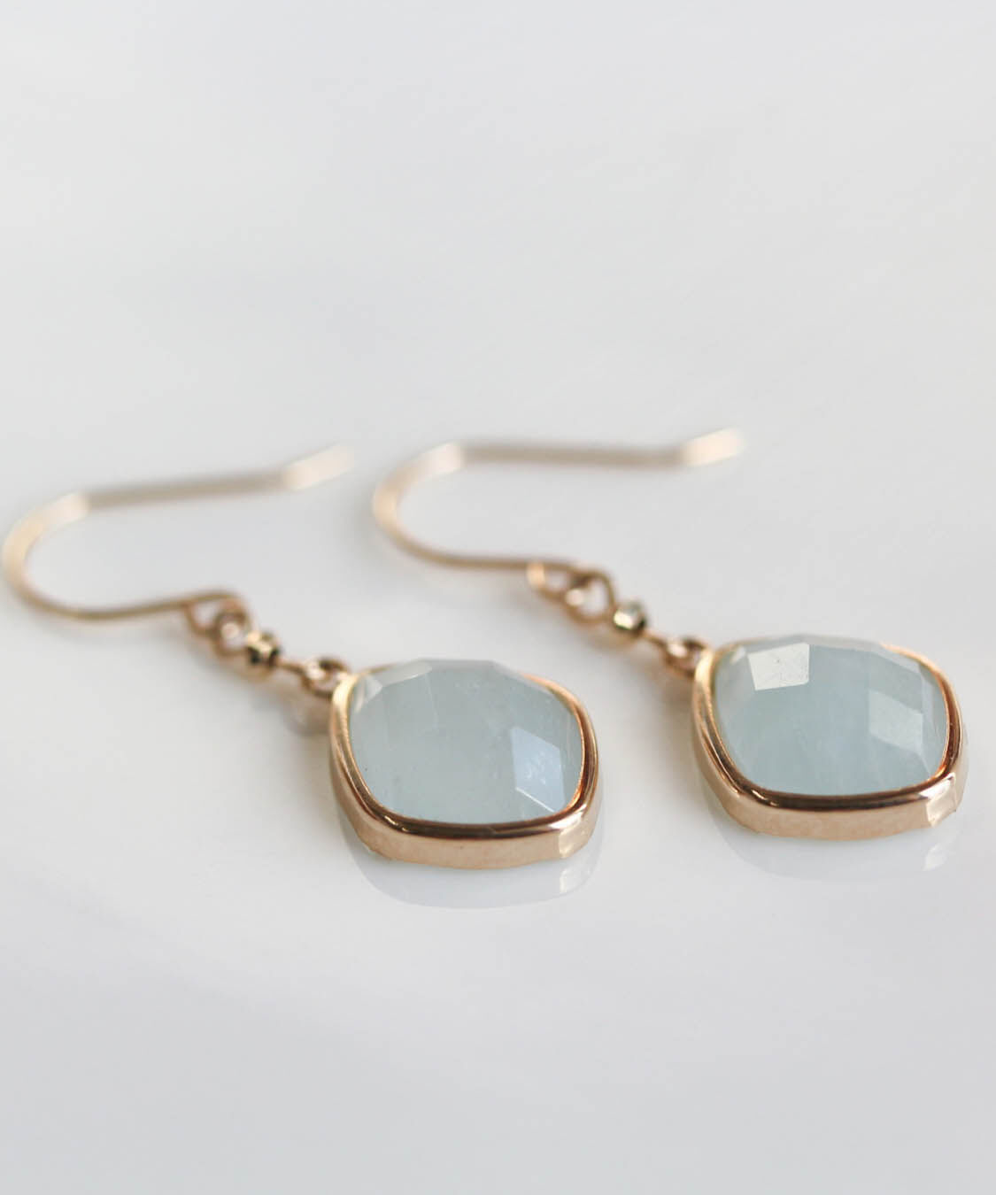  「カラーストーン フック ピアス | K10YG 〈ミルキーアクアマリン / ルチルクォーツ〉」|ピアス|