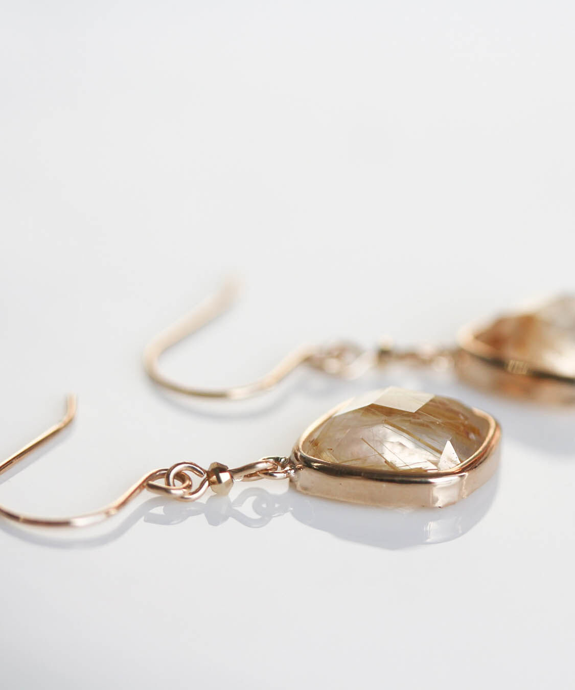  「カラーストーン フック ピアス | K10YG 〈ミルキーアクアマリン / ルチルクォーツ〉」|ピアス|