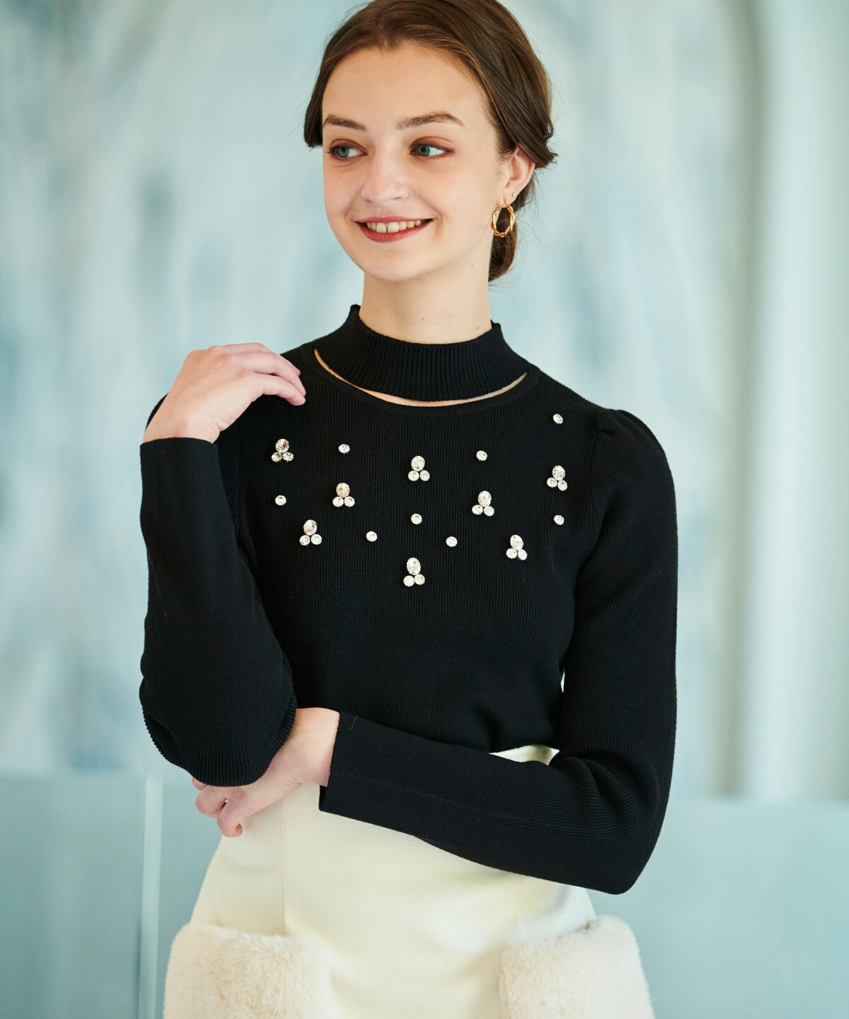 アンドクチュール「スリットハイネックビジューニットプルオーバー」|ニット・セーター|