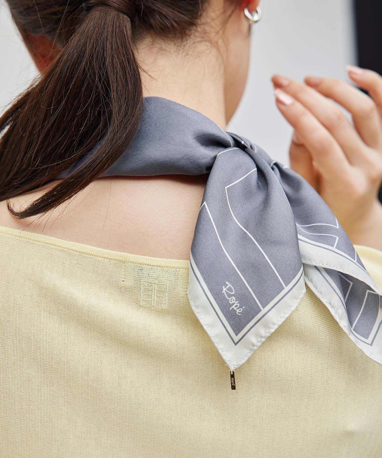 ROPE「シルクスカーフ/Sサイズ【メディア掲載】」|バンダナ・スカーフ|ライトグレー(08)