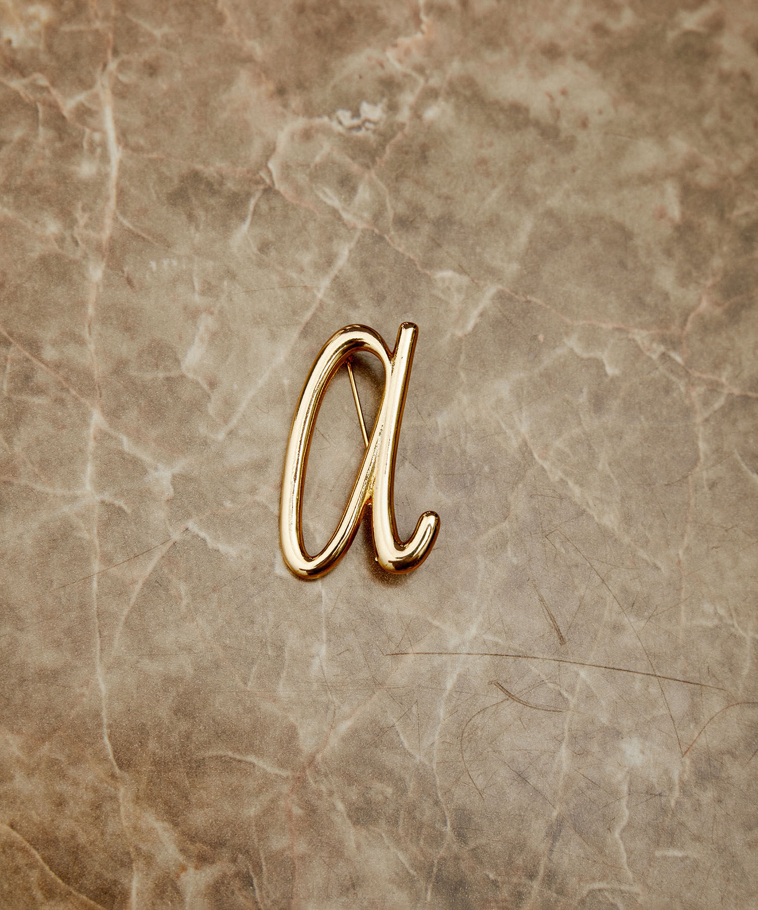 ADAM ET ROPE'「イニシャルブローチ」|ブローチ・コサージュ|ブラック(01)