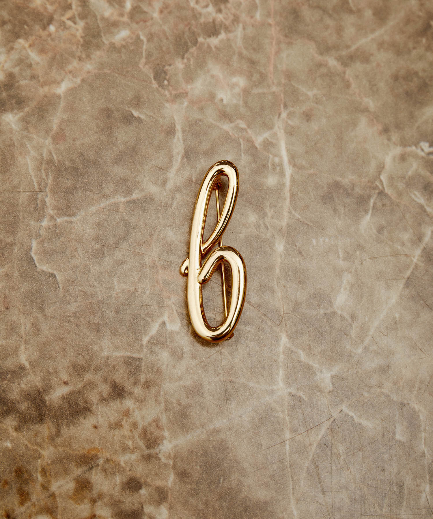 ADAM ET ROPE'「イニシャルブローチ」|ブローチ・コサージュ|ブラック系(02)