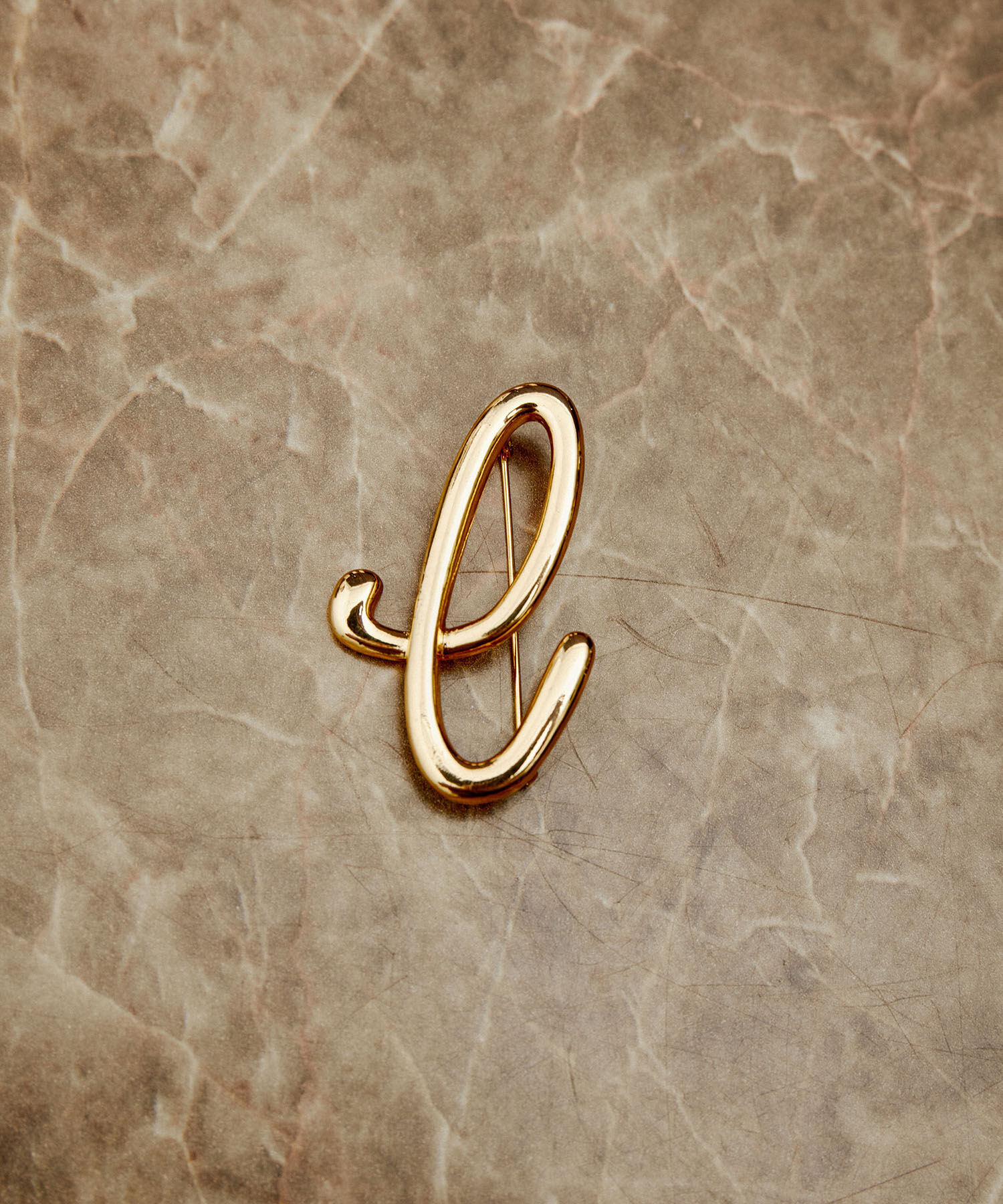 ADAM ET ROPE'「イニシャルブローチ」|ブローチ・コサージュ|スミクロ(05)