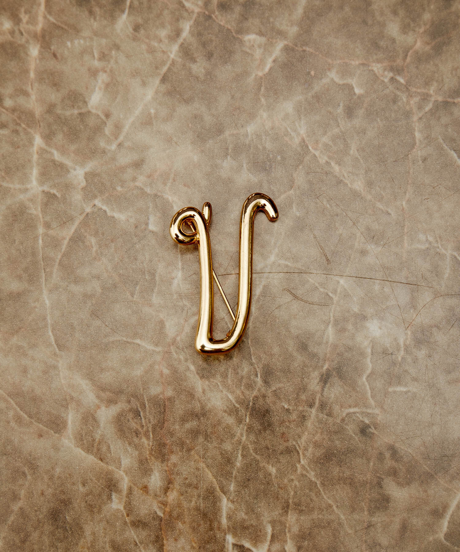 ADAM ET ROPE'「イニシャルブローチ」|ブローチ・コサージュ|ブラウン(22)