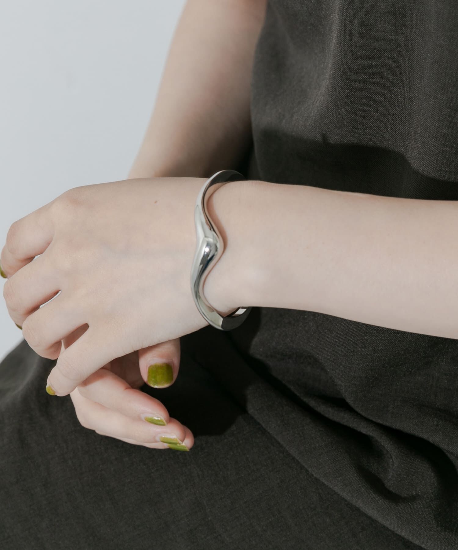 SMELLY「Vラインカーブメタルバングル」|ブレスレット・バングル|シルバー