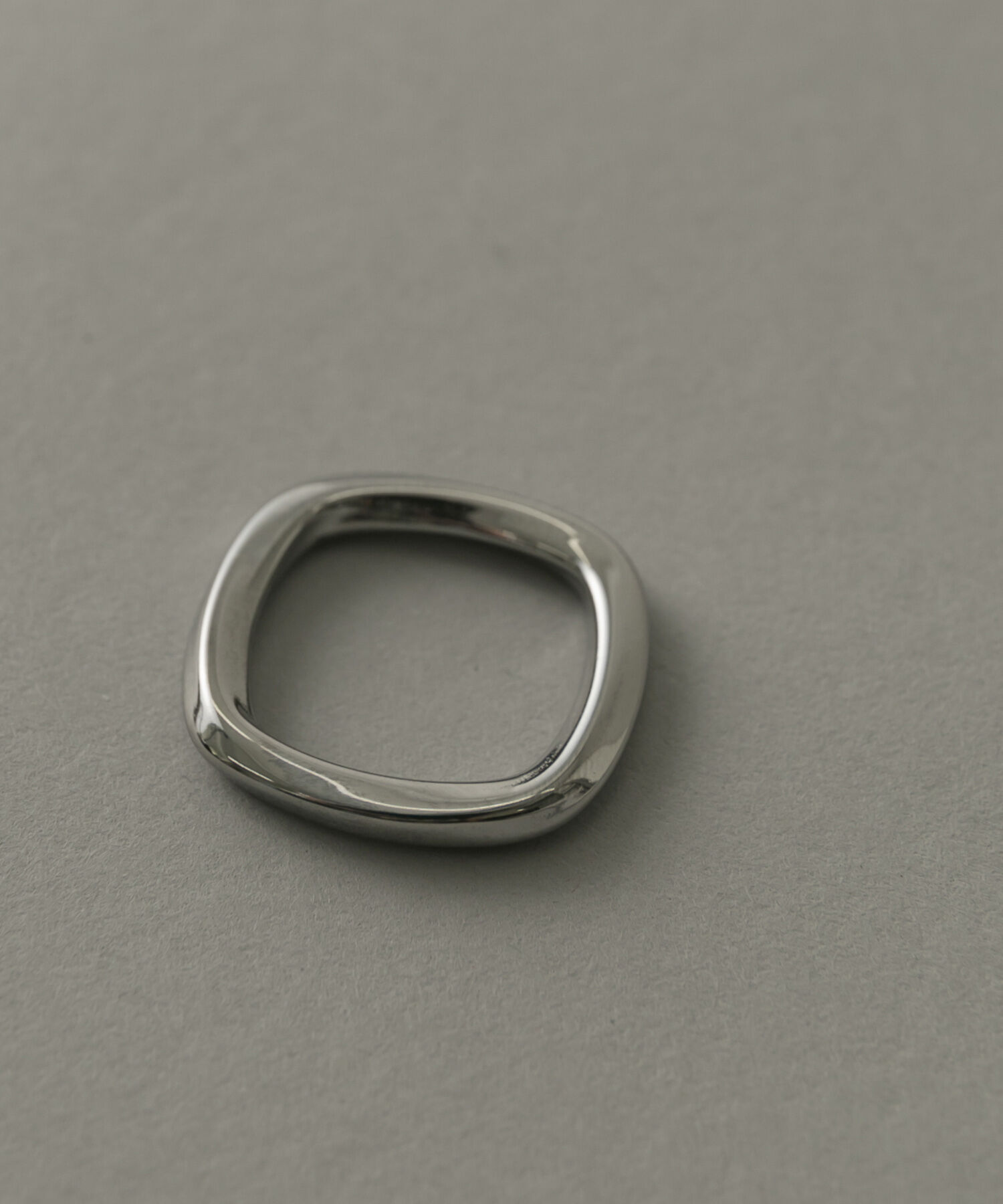 SMELLY「ステンレスニュアンススクエアリング」|リング|