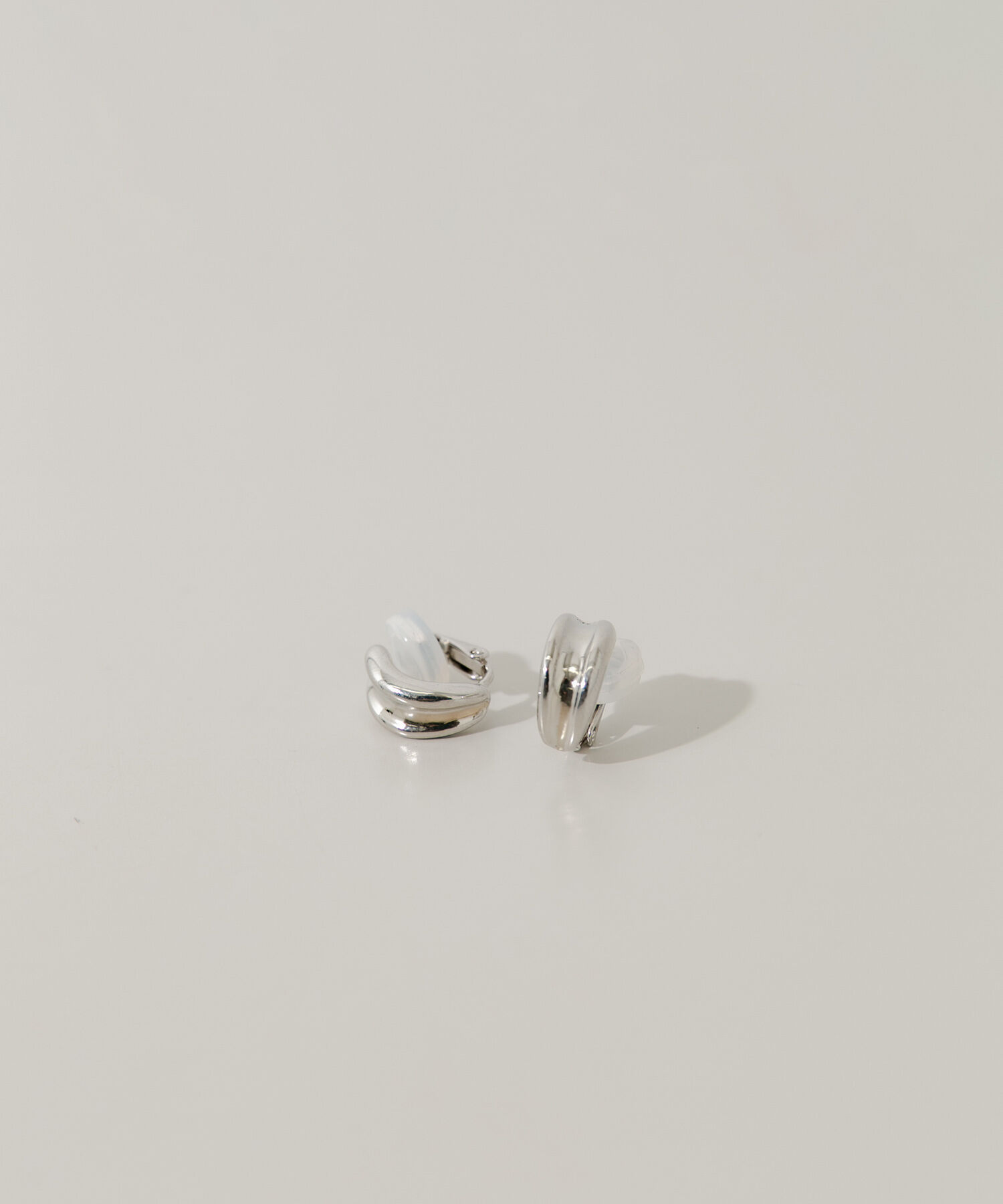 SMELLY「メタルカーブラインイヤリング」|イヤリング|シルバー