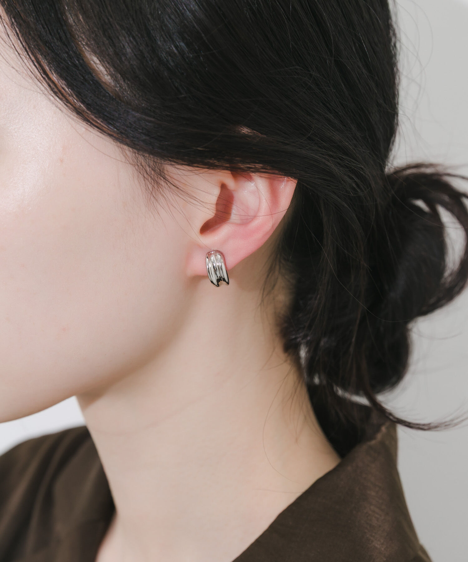 SMELLY「メタルカーブラインイヤリング」|イヤリング|