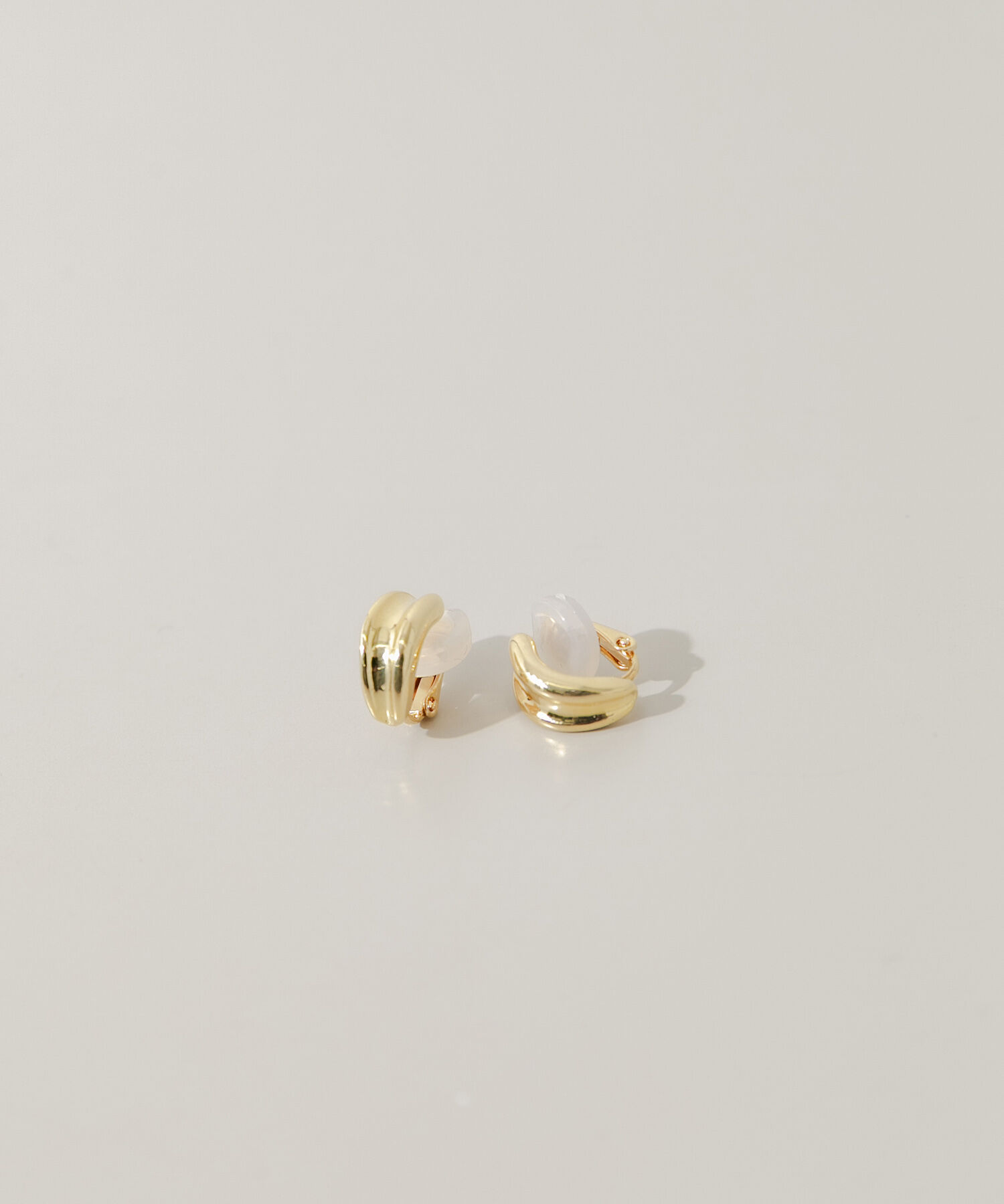 SMELLY「メタルカーブラインイヤリング」|イヤリング|ゴールド