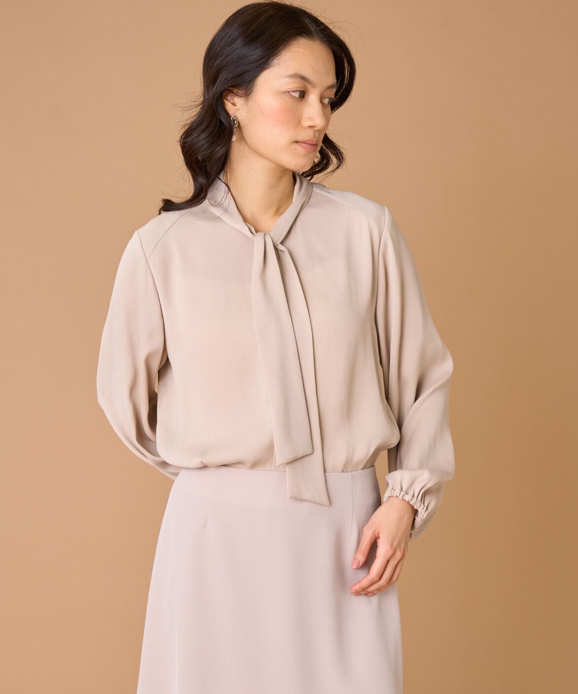 INED「《大きいサイズ》ボウタイブラウス」|シャツ・ブラウス|グレーベージ 3