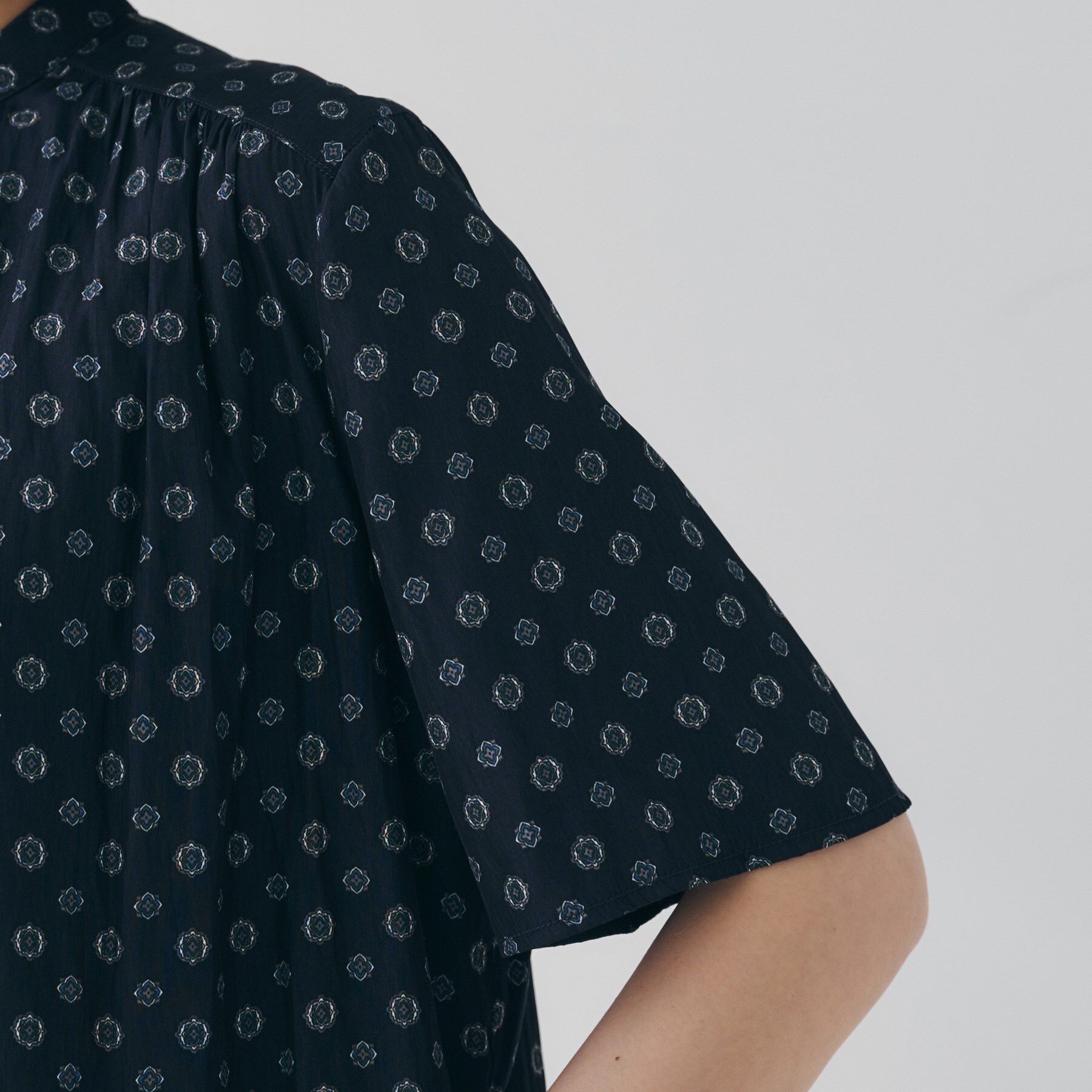 UNTITLED「【セットアップ可能/オンオフ】小紋柄ブラウス」|シャツ・ブラウス|