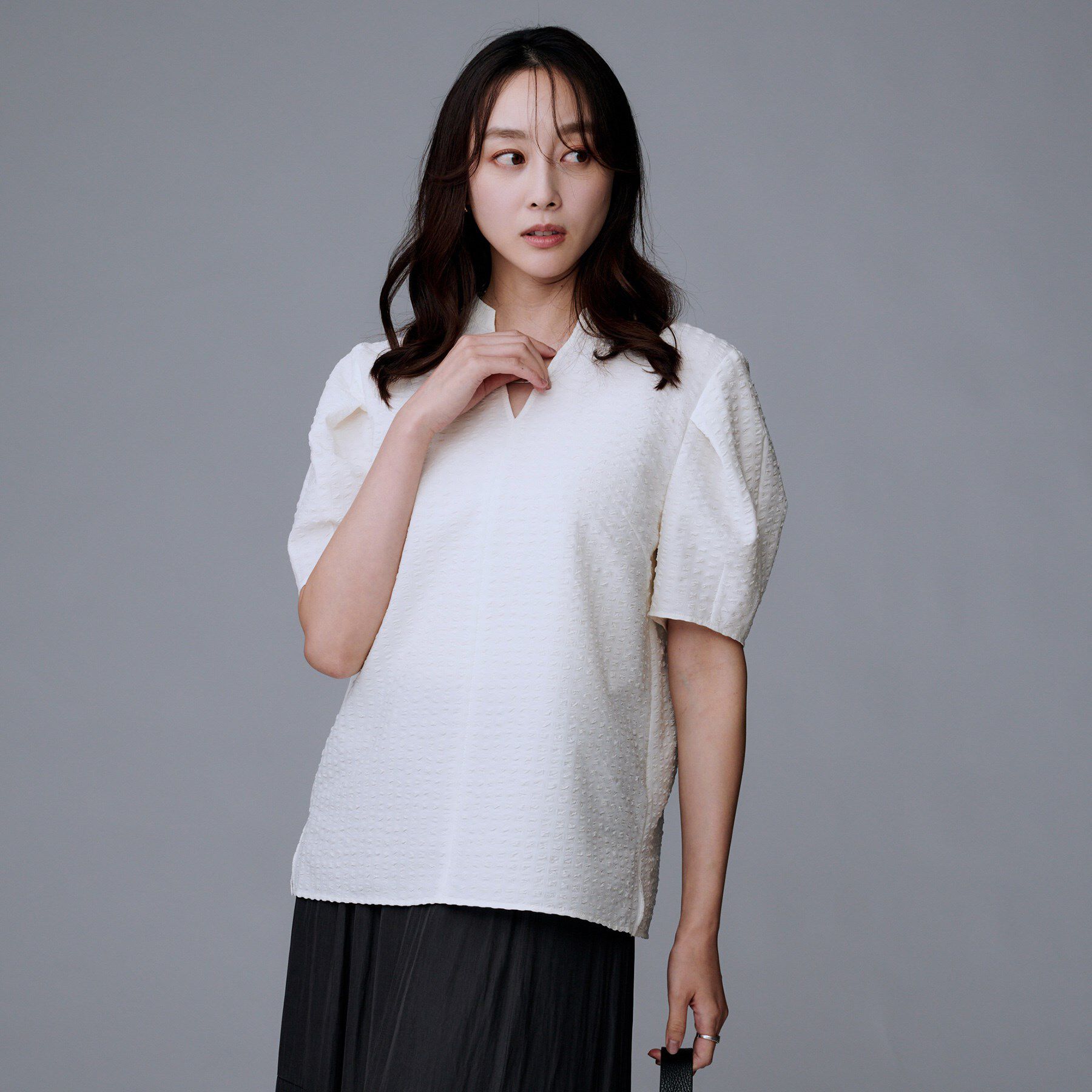 UNTITLED「【吸水速乾/ストレッチ/Vネック】フォルムスリーブ ブラウス」|シャツ・ブラウス|オフホワイト(003