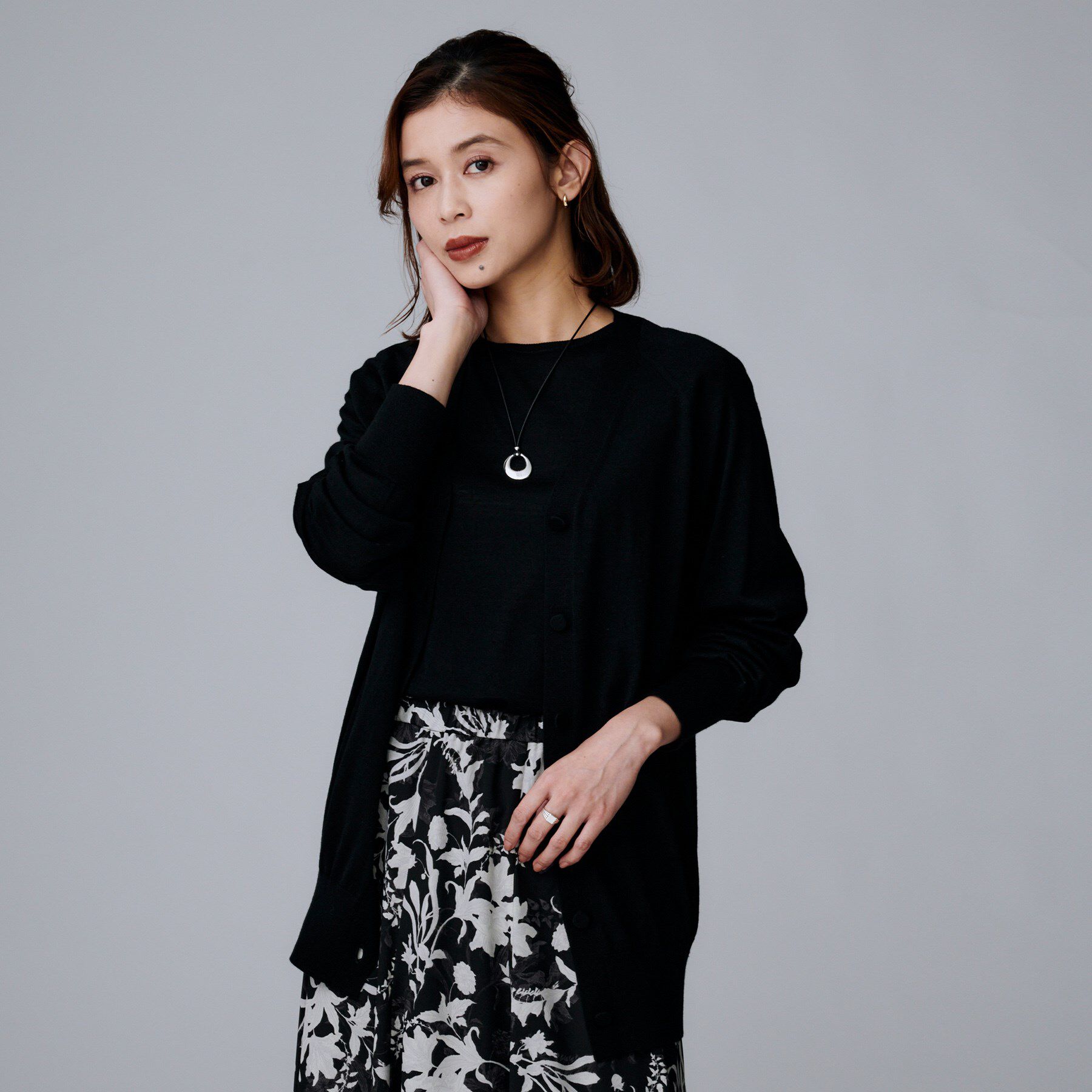 UNTITLED「【アンサンブル可/洗える/Vネック】ウールシルクカーディガン」|カーディガン|ブラック(019)