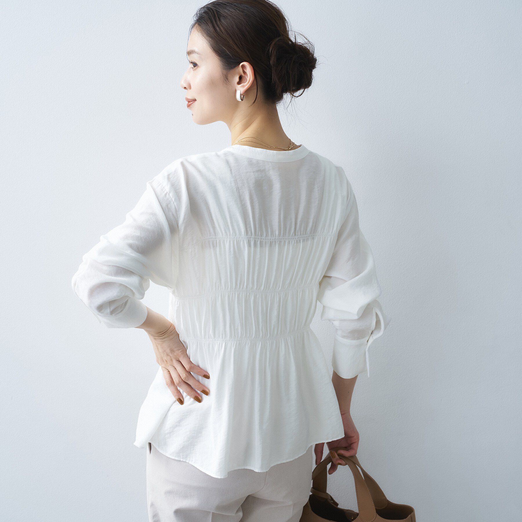 UNTITLED「リラックスシャーリングブラウス」|シャツ・ブラウス|