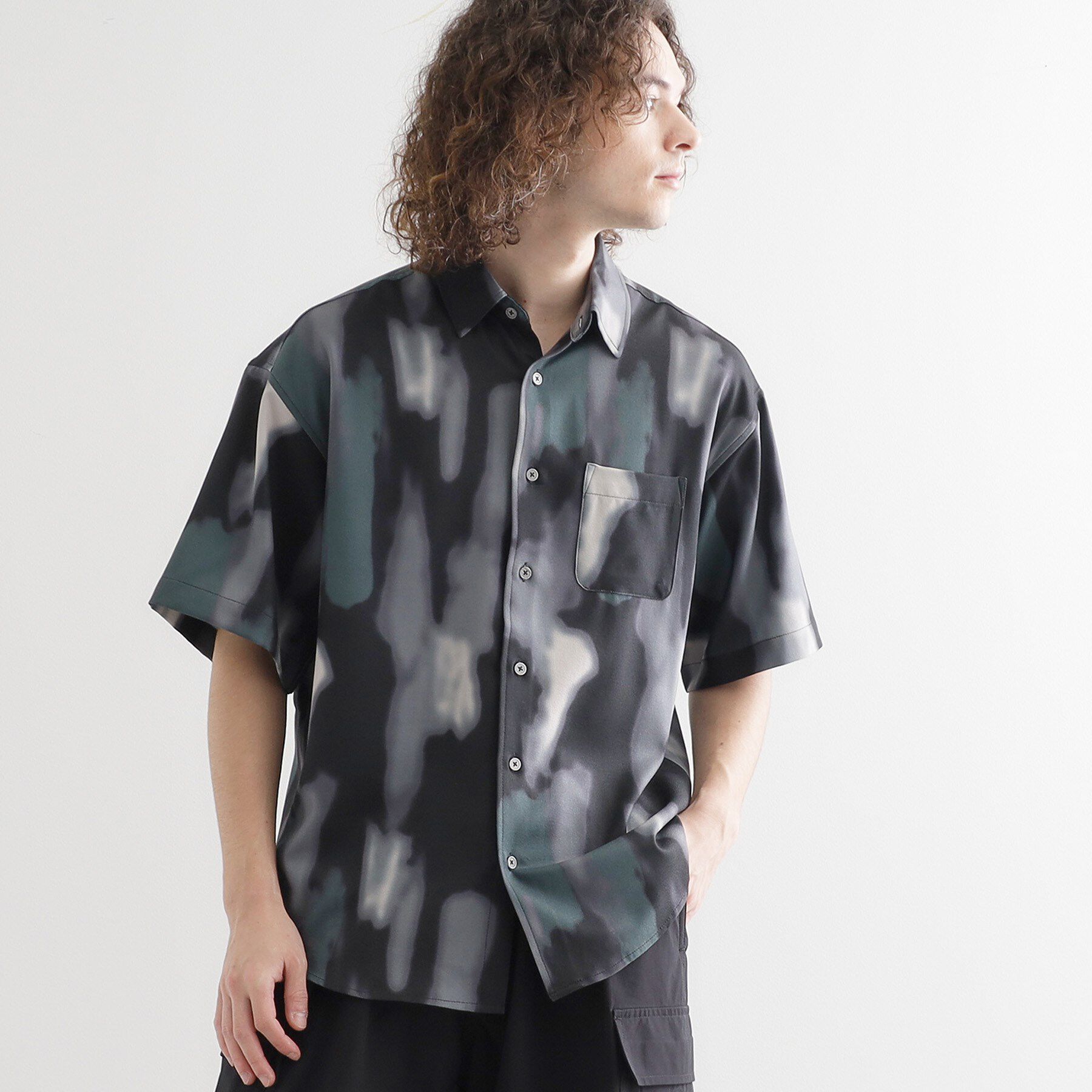 tk.TAKEO KIKUCHI「梨地ボカシプリントシャツ」|シャツ・ブラウス|ブラック(019)