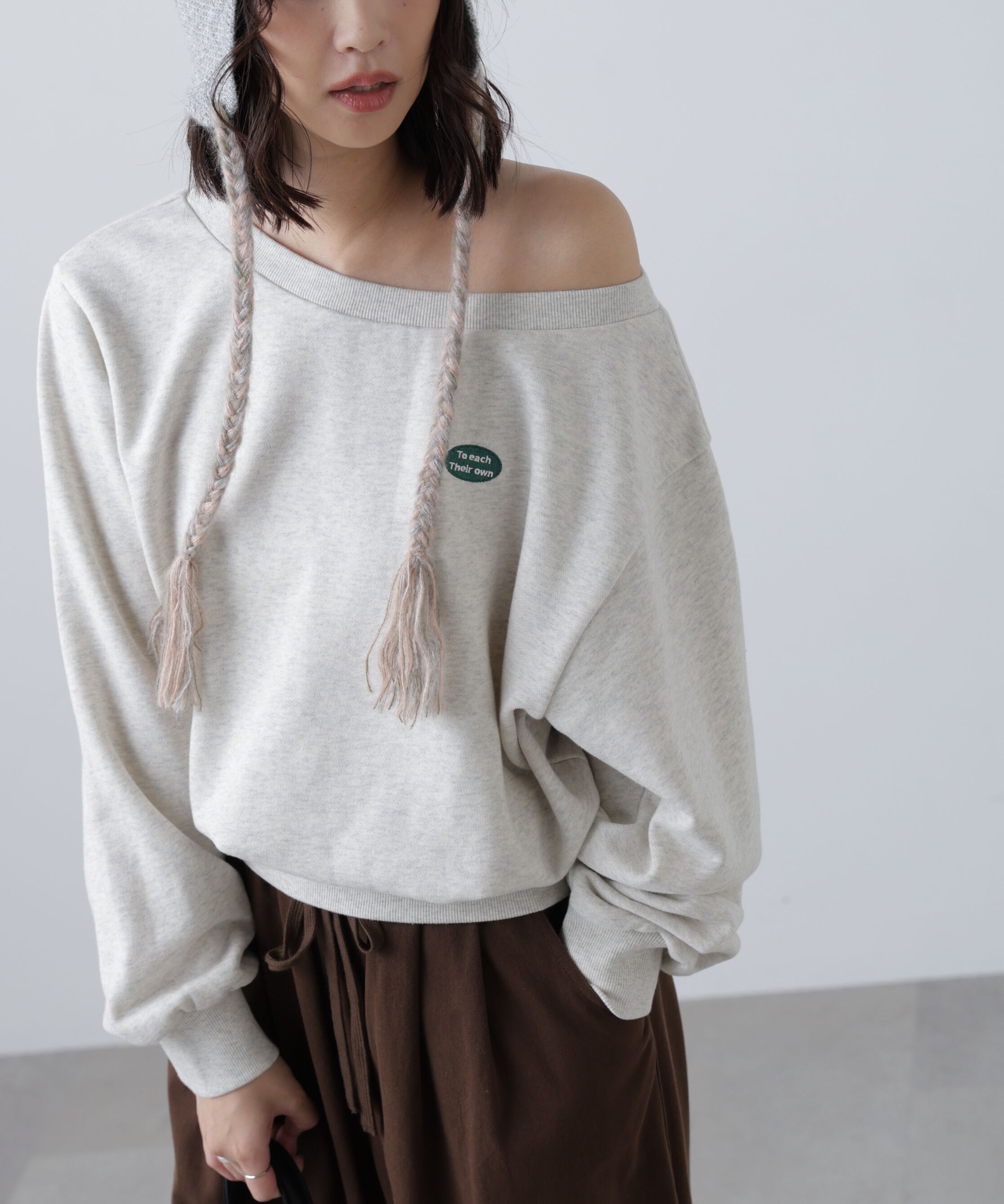  「オフショルワンポイント刺繍スウェット」|Tシャツ・カットソー|