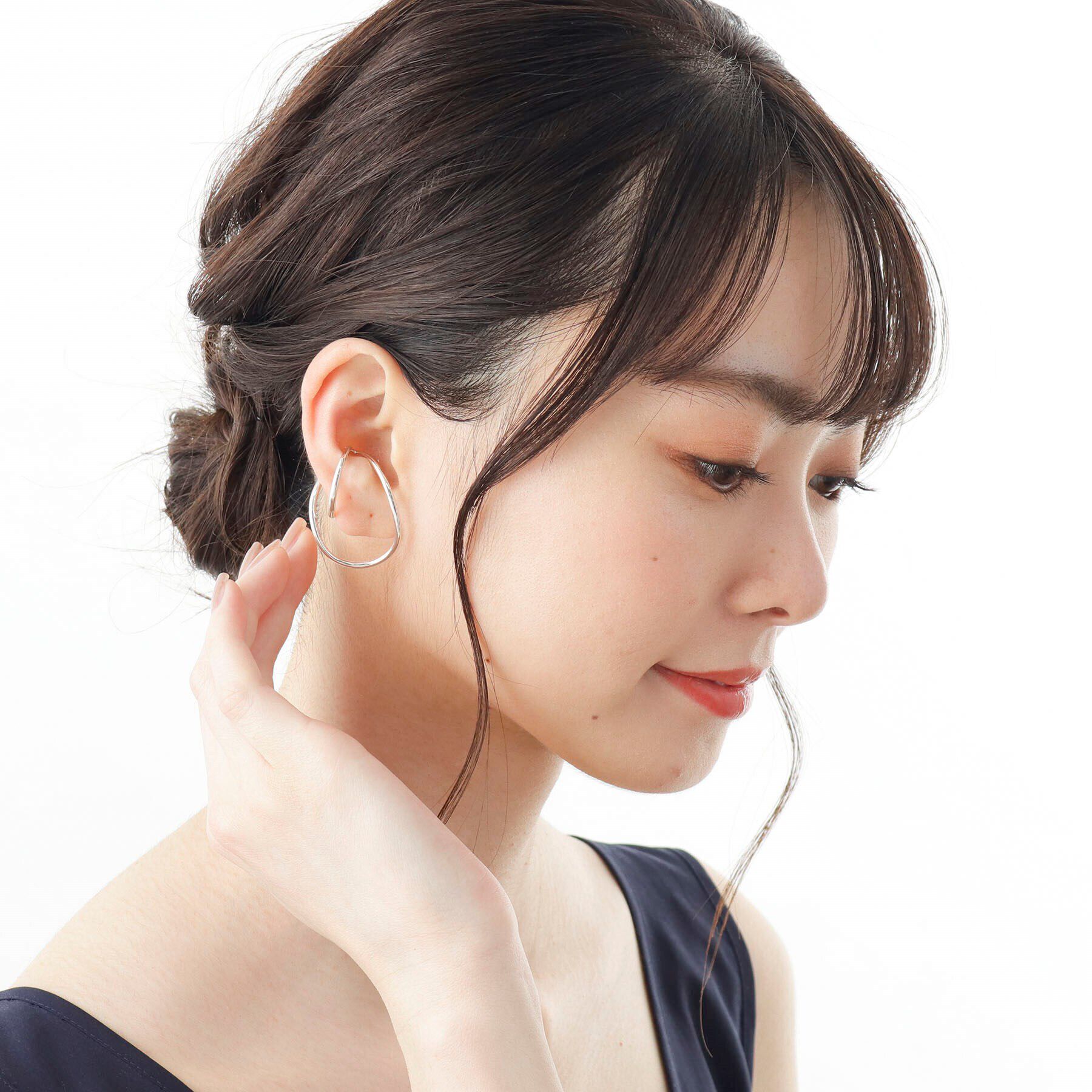 COCOSHNIK「シルバー クロスウェーブ イヤーカフ」|イヤリング|