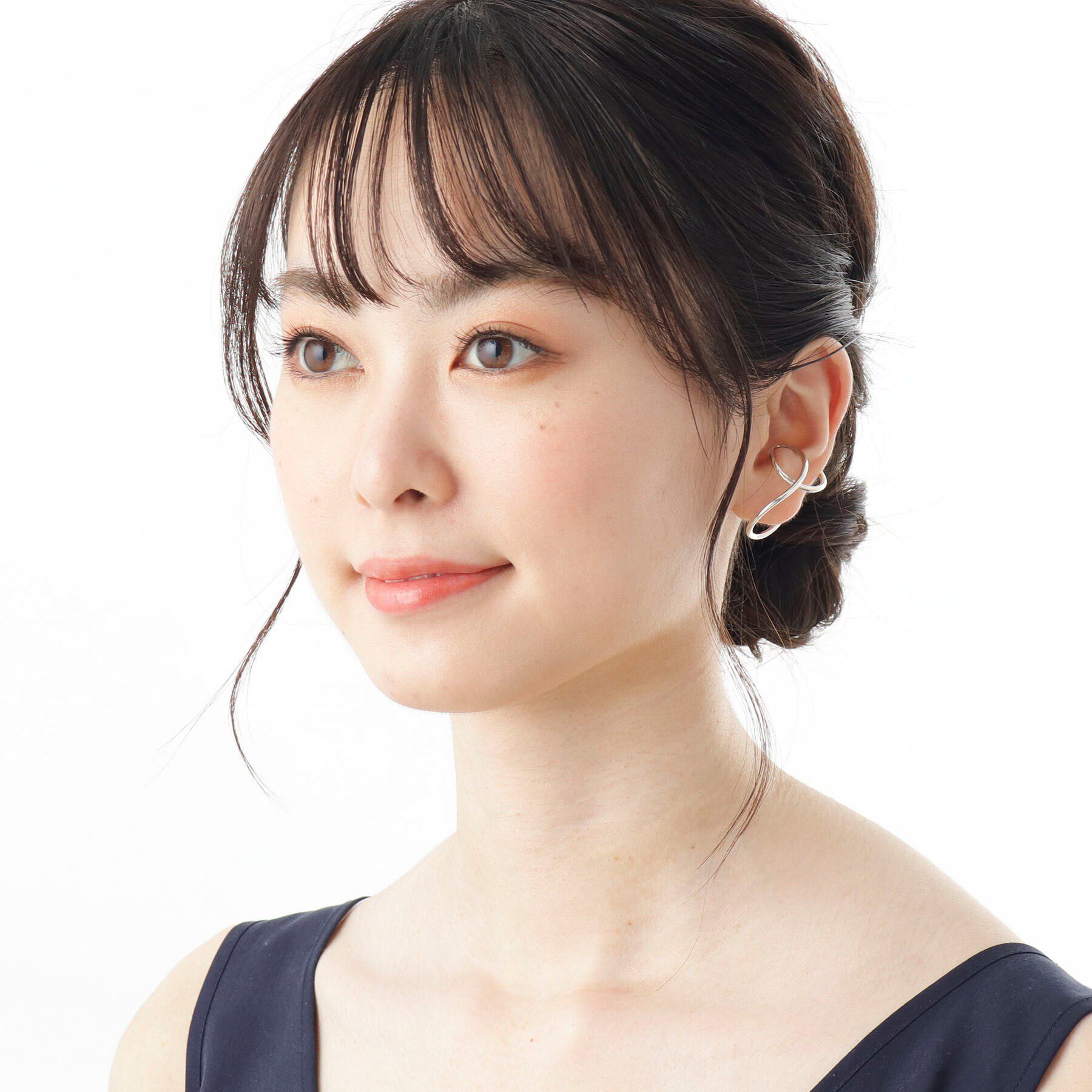 COCOSHNIK「シルバー クロスウェーブ イヤーカフ」|イヤリング|