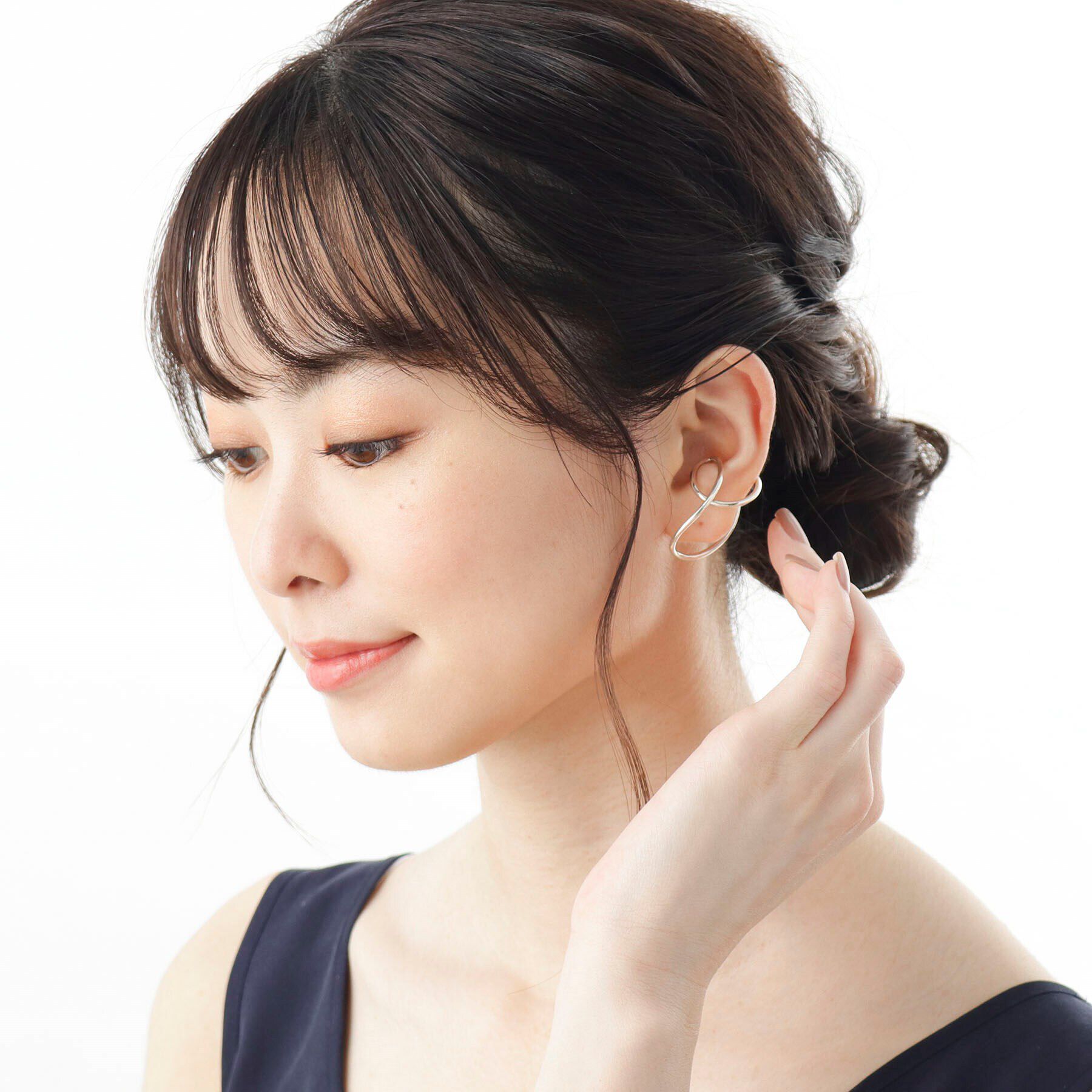 COCOSHNIK「シルバー クロスウェーブ イヤーカフ」|イヤリング|