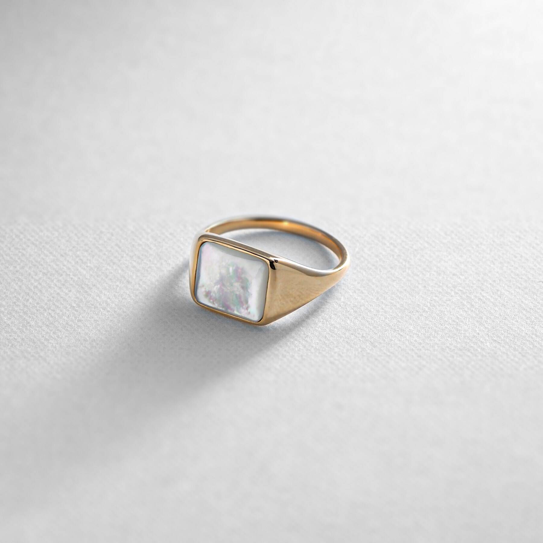 COCOSHNIK「K10カラーストーン（白蝶貝）シグネットリング」|リング|イエローゴールド(1