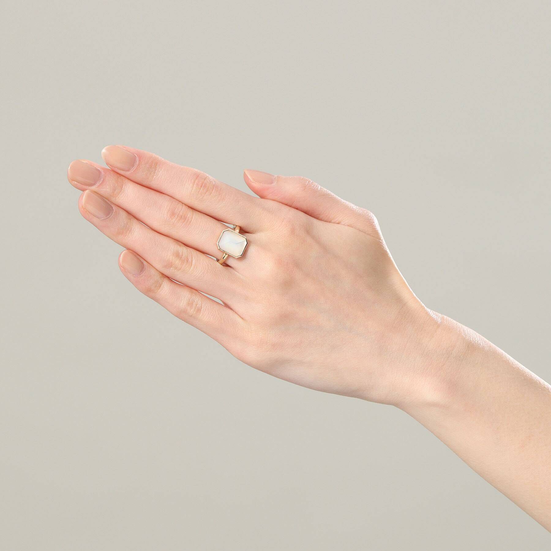 COCOSHNIK「K10カラーストーン（白蝶貝）コーナードスクエアリング」|リング|