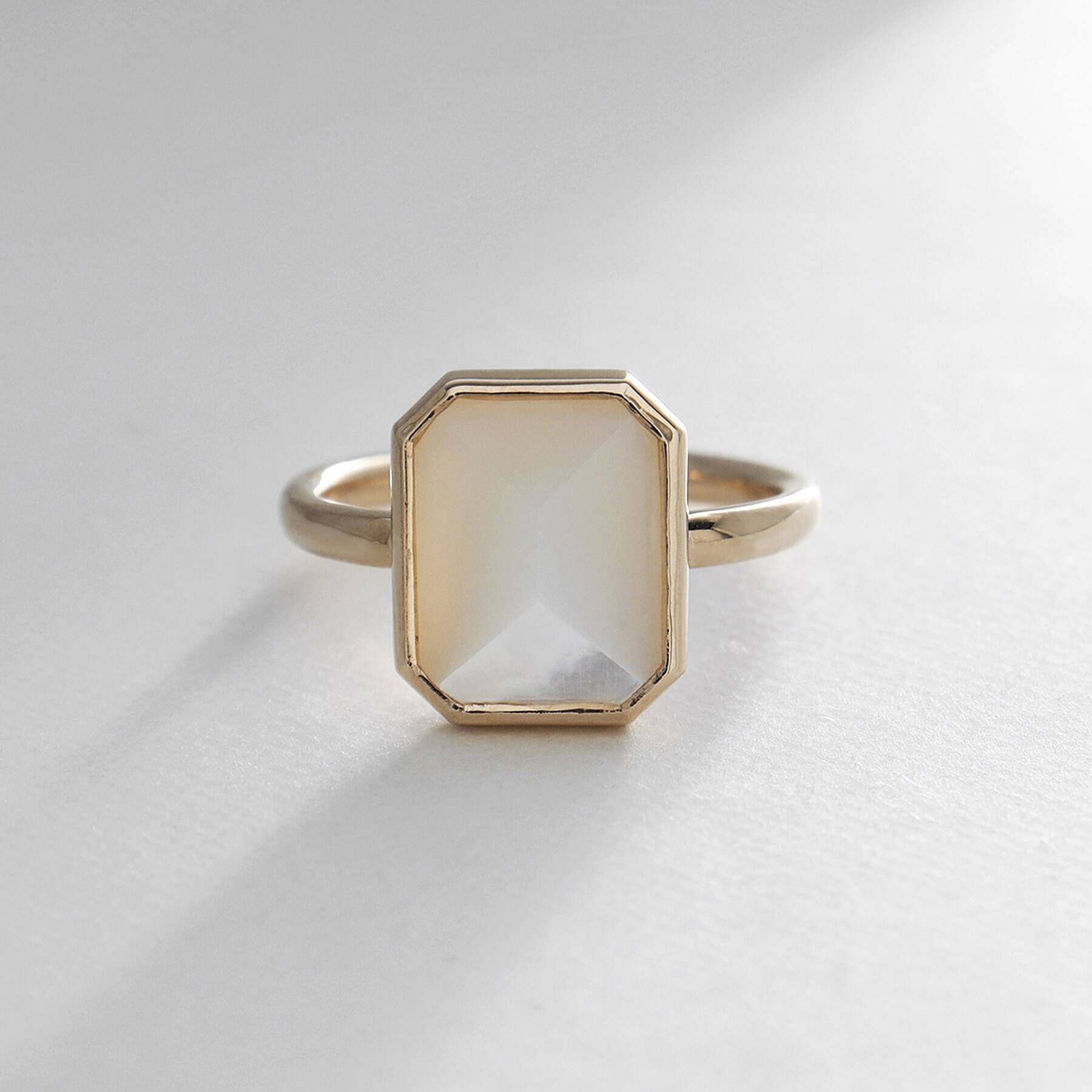 COCOSHNIK「K10カラーストーン（白蝶貝）コーナードスクエアリング」|リング|