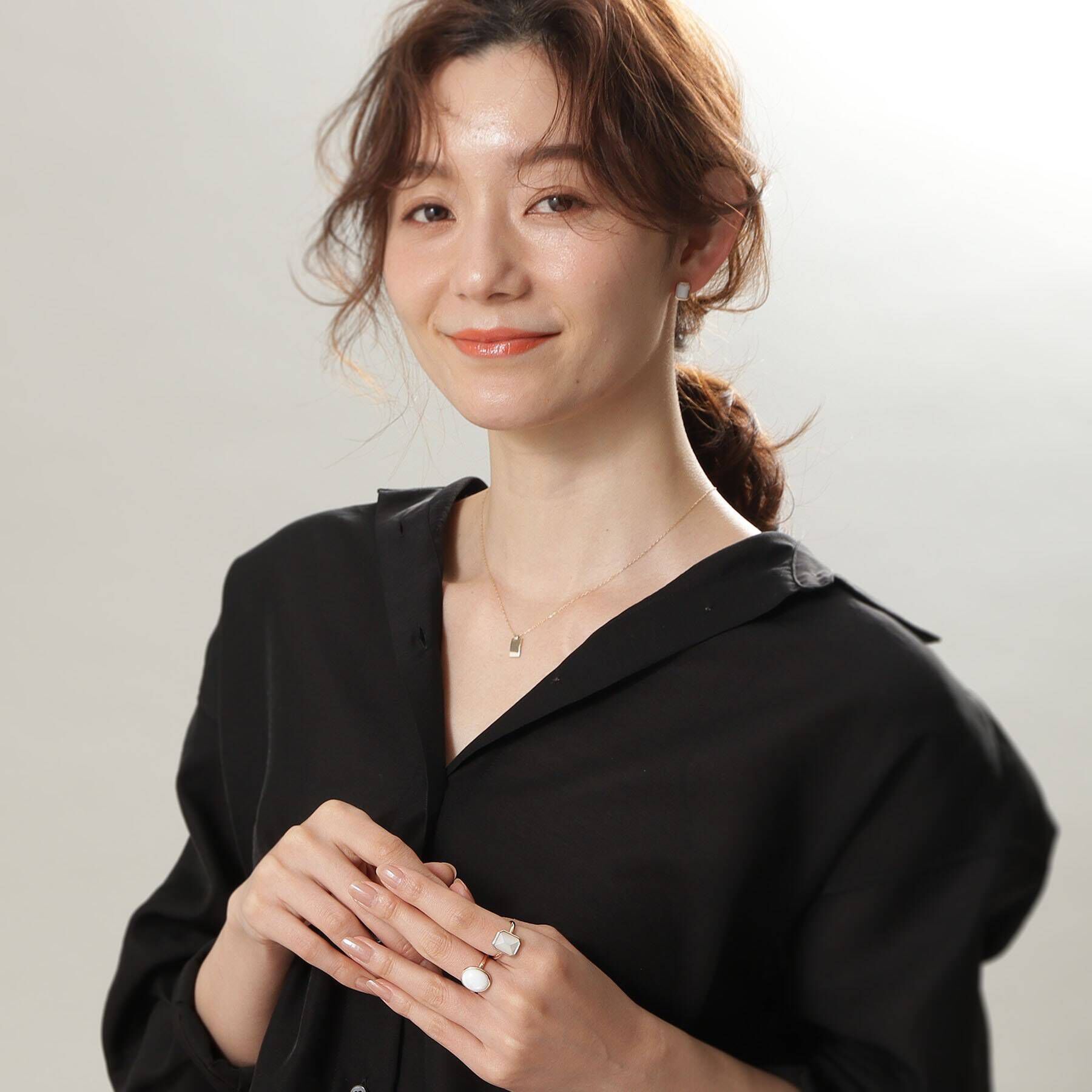 COCOSHNIK「K10カラーストーン（白蝶貝）コーナードスクエアリング」|リング|