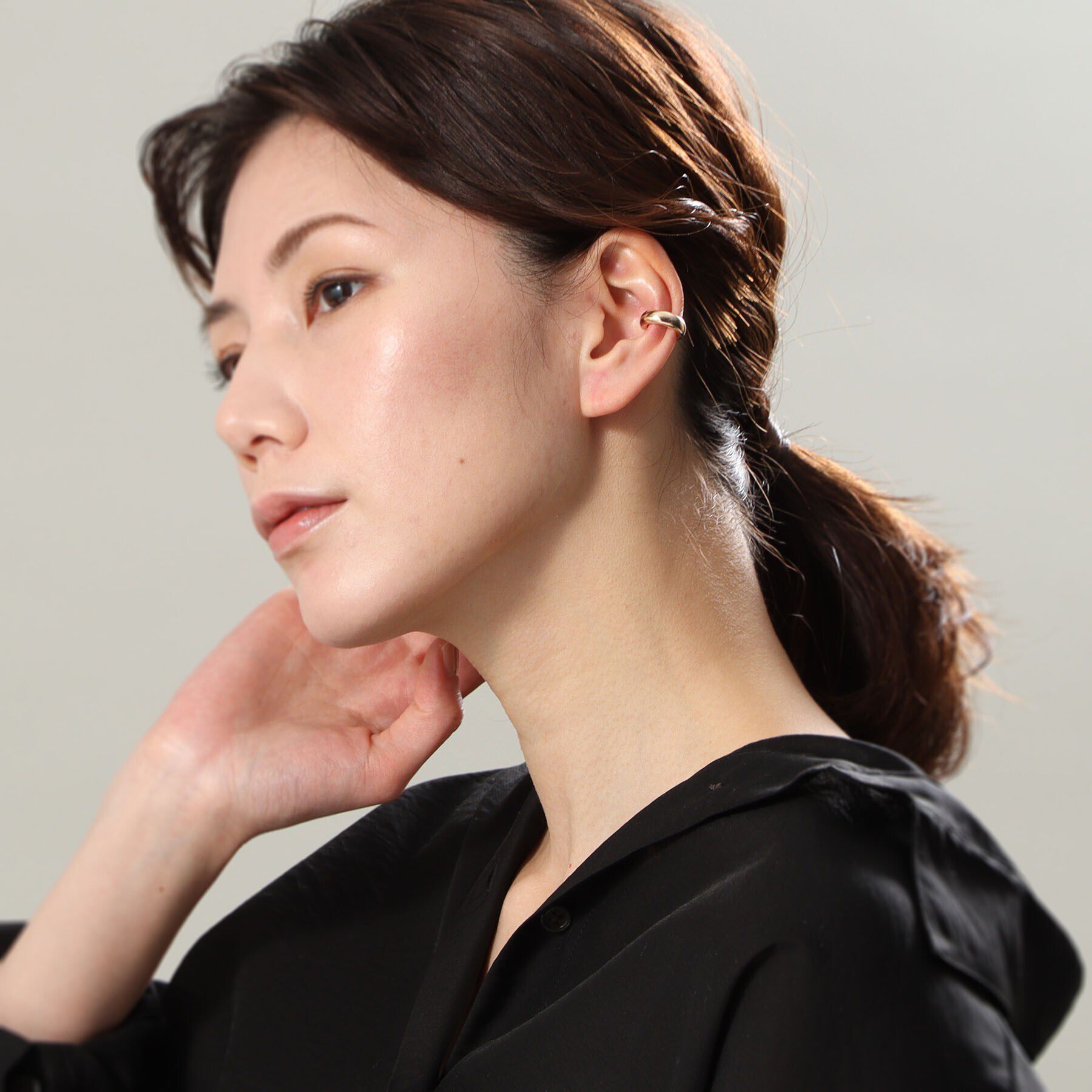 COCOSHNIK「K10丸線ボリューム イヤーカフ小」|イヤリング|