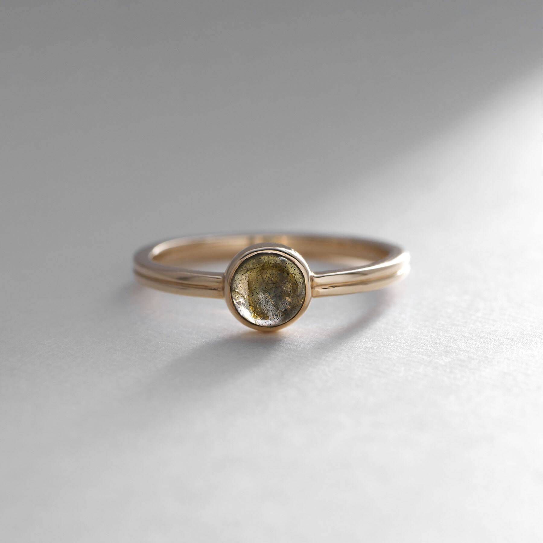 COCOSHNIK「K10ラブラドライト ラウンドカボション リング」|リング|