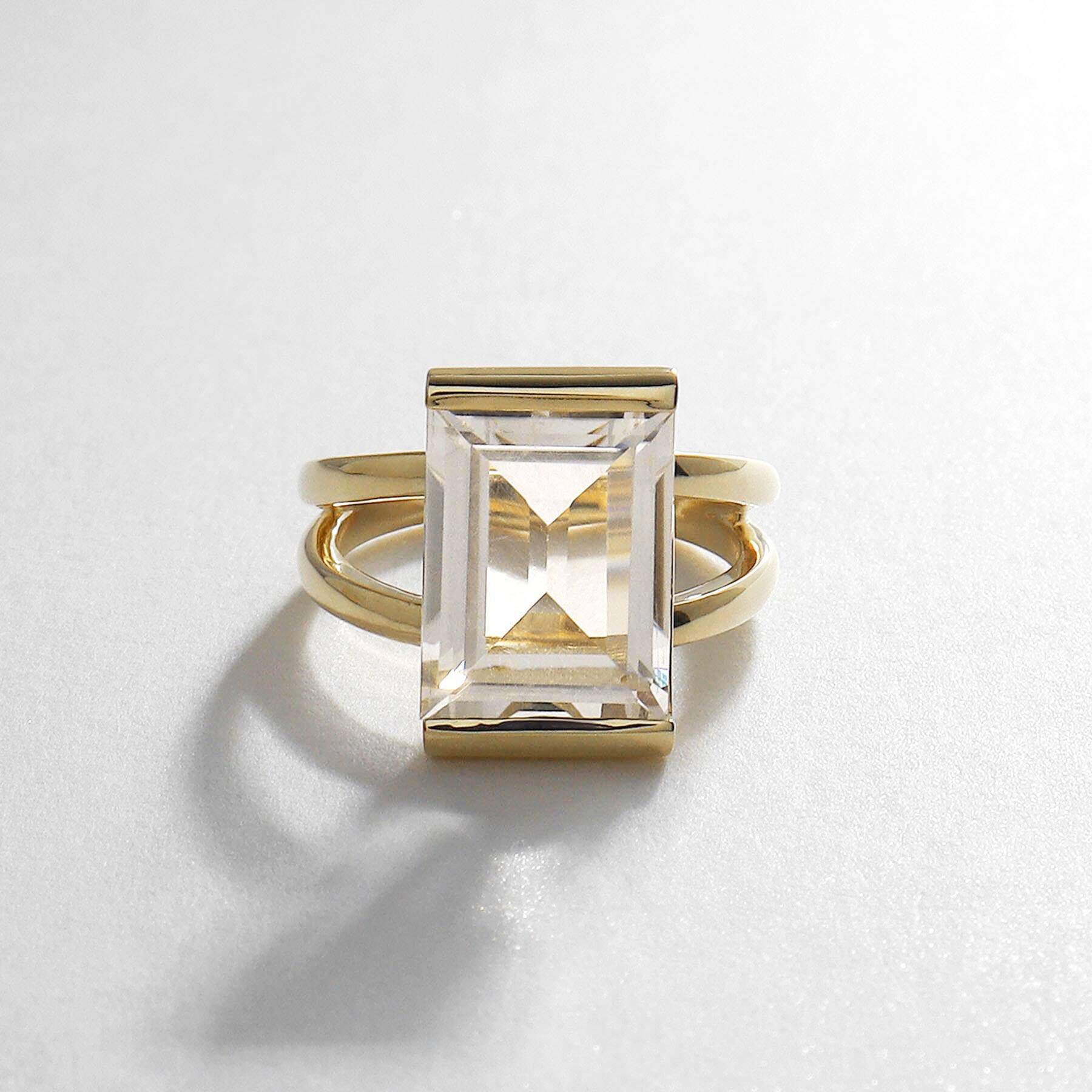 COCOSHNIK「K18クォーツ ダブルアームリング」|リング|