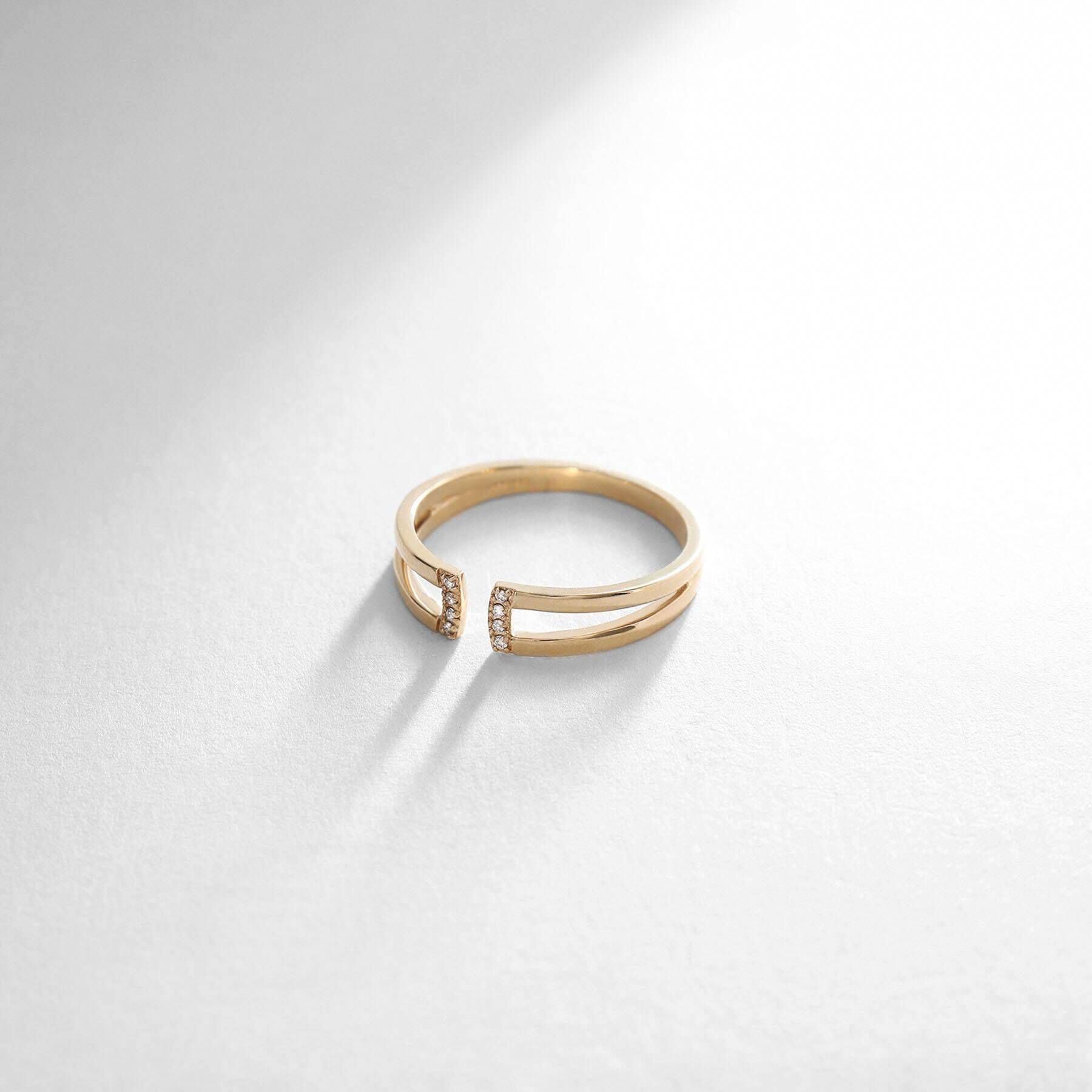 COCOSHNIK「K10ダイヤモンド アーチラインスリット リング」|リング|イエローゴールド(1