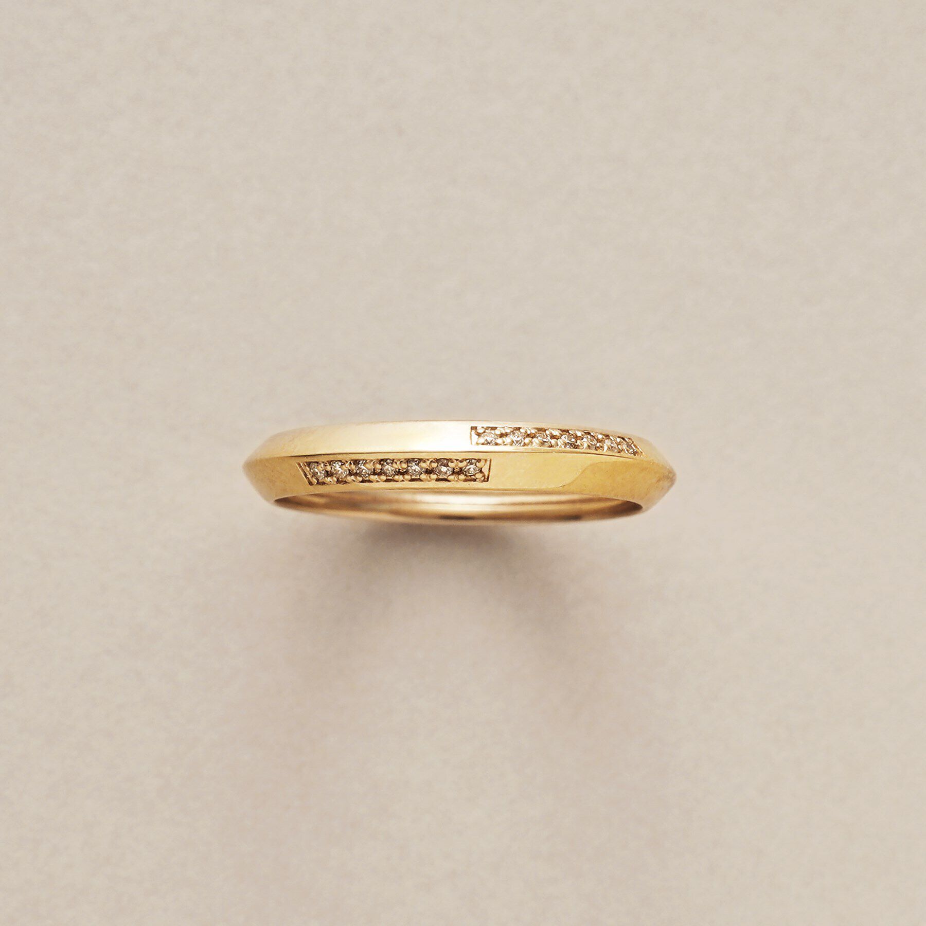 COCOSHNIK「K10ダイヤモンド しのぎダイアゴナル リング」|リング|