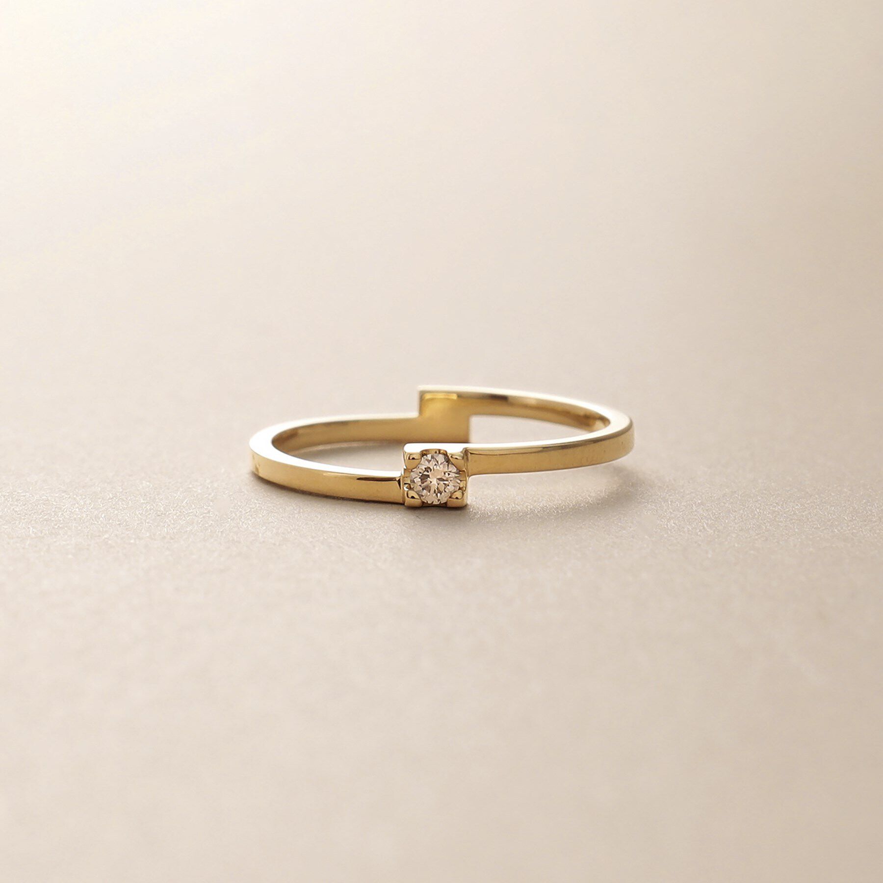 COCOSHNIK「K10ダイヤモンド 爪留めスクエアオルタネート リング」|リング|