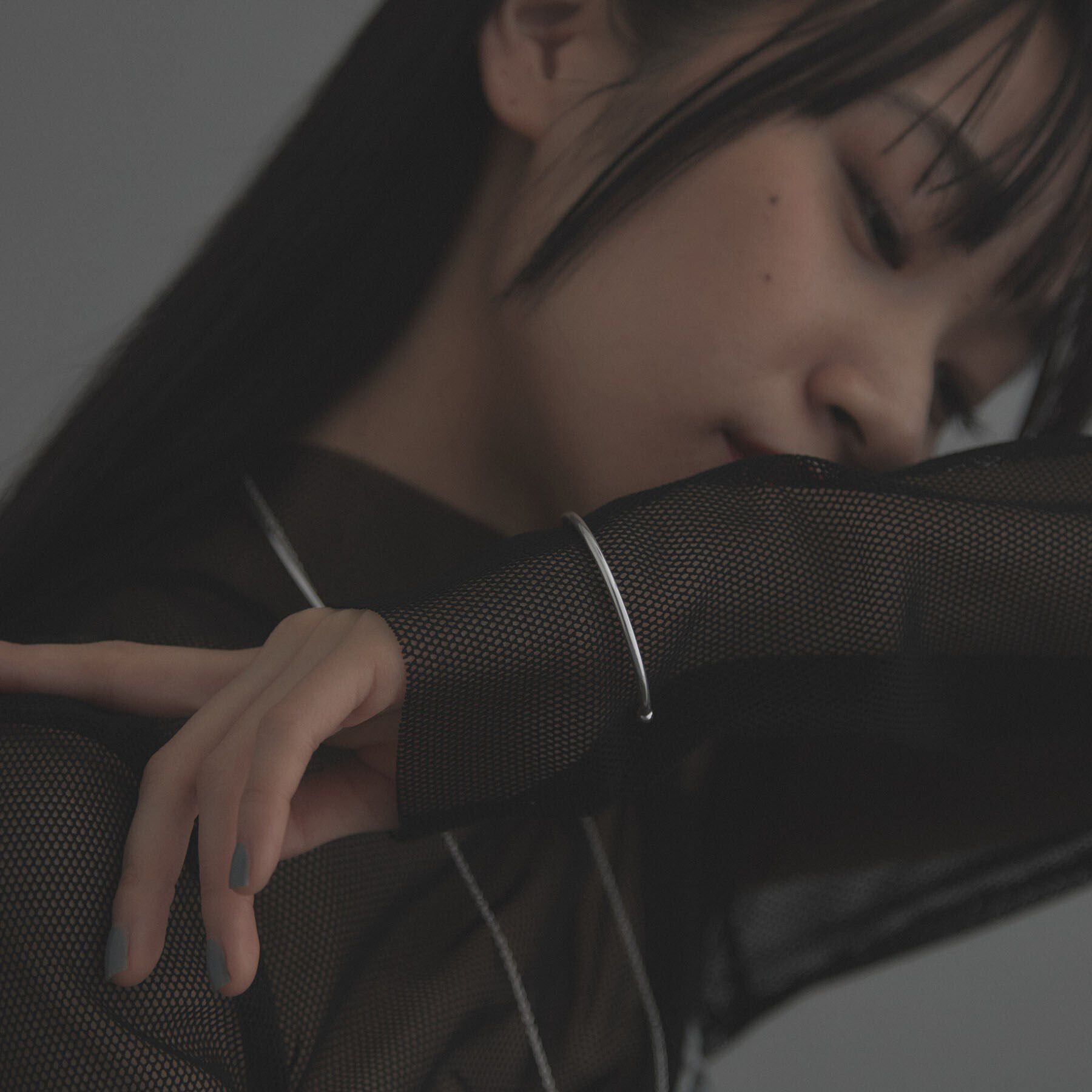 COCOSHNIK ONKITSCH「シルバー ホロウフレキシブル バングル」|ブレスレット・バングル|