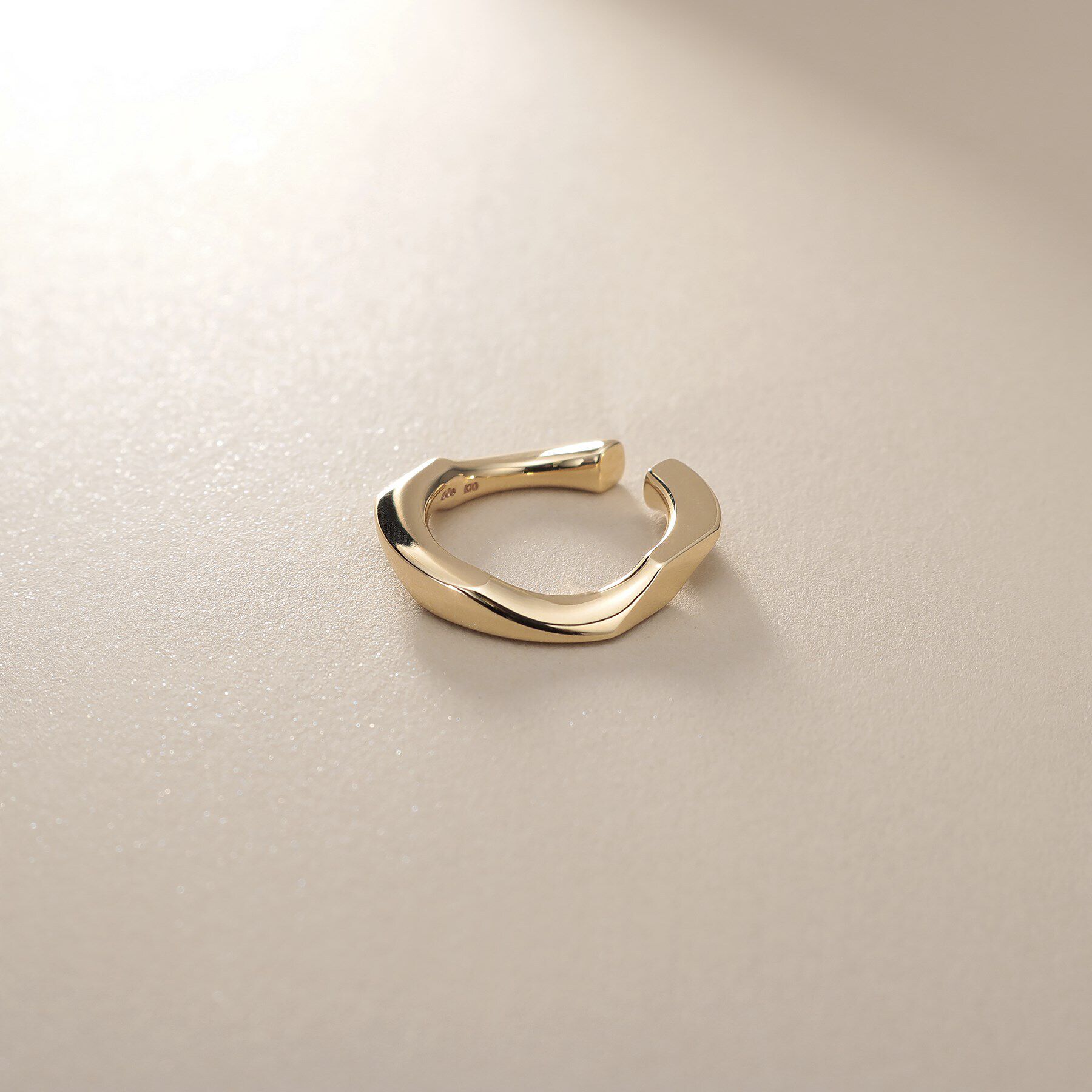 COCOSHNIK「K10キヘイモチーフ イヤーカフ」|イヤリング|