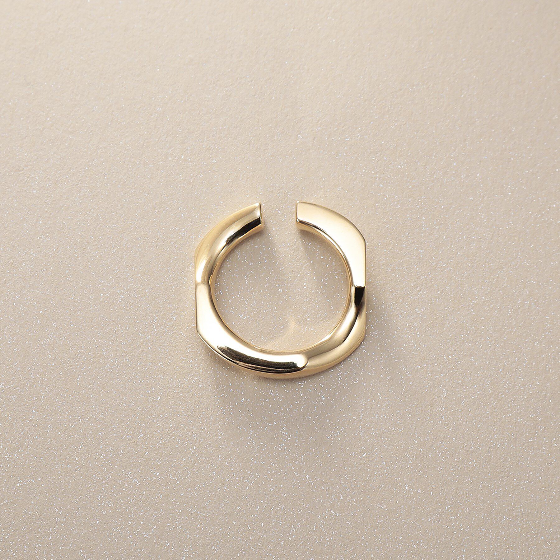 COCOSHNIK「K10キヘイモチーフ イヤーカフ」|イヤリング|