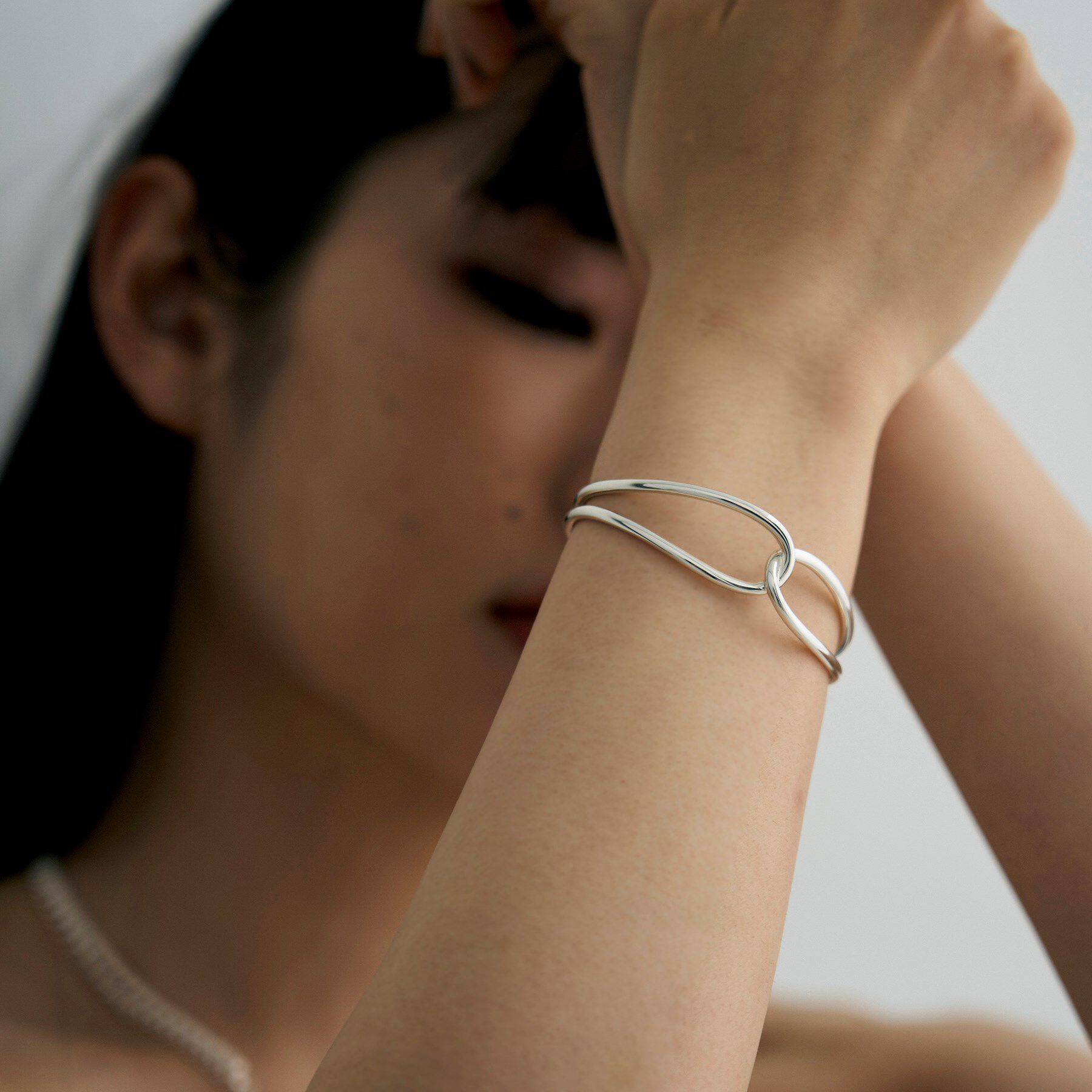 COCOSHNIK ONKITSCH「シルバー ワンストロークノットバングル」|ブレスレット・バングル|