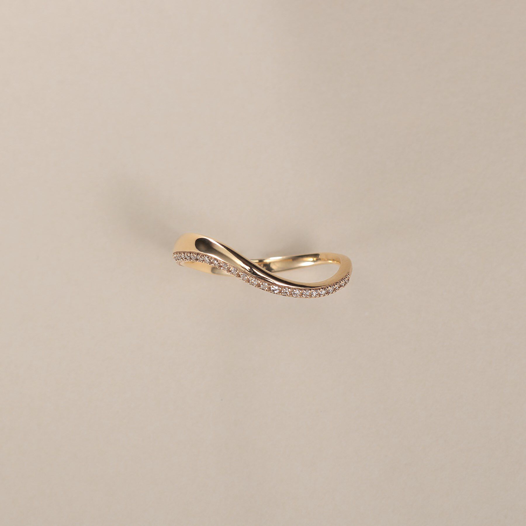 COCOSHNIK「K10ダイヤモンド アシンメトリーSライン リング」|リング|イエローゴールド(1