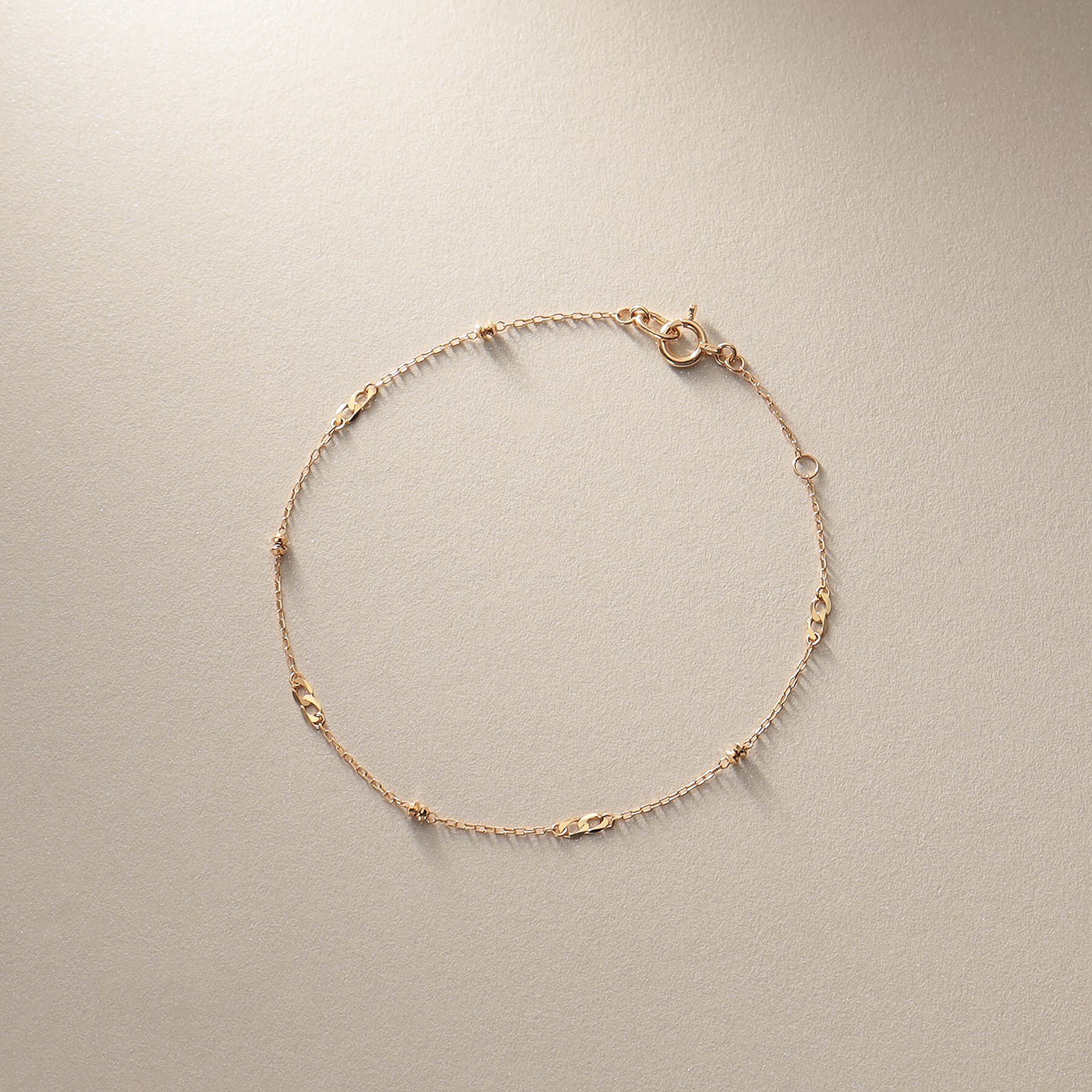 COCOSHNIK「K18フラットキヘイ&times;カットビーズ ブレスレット」|ブレスレット・バングル|