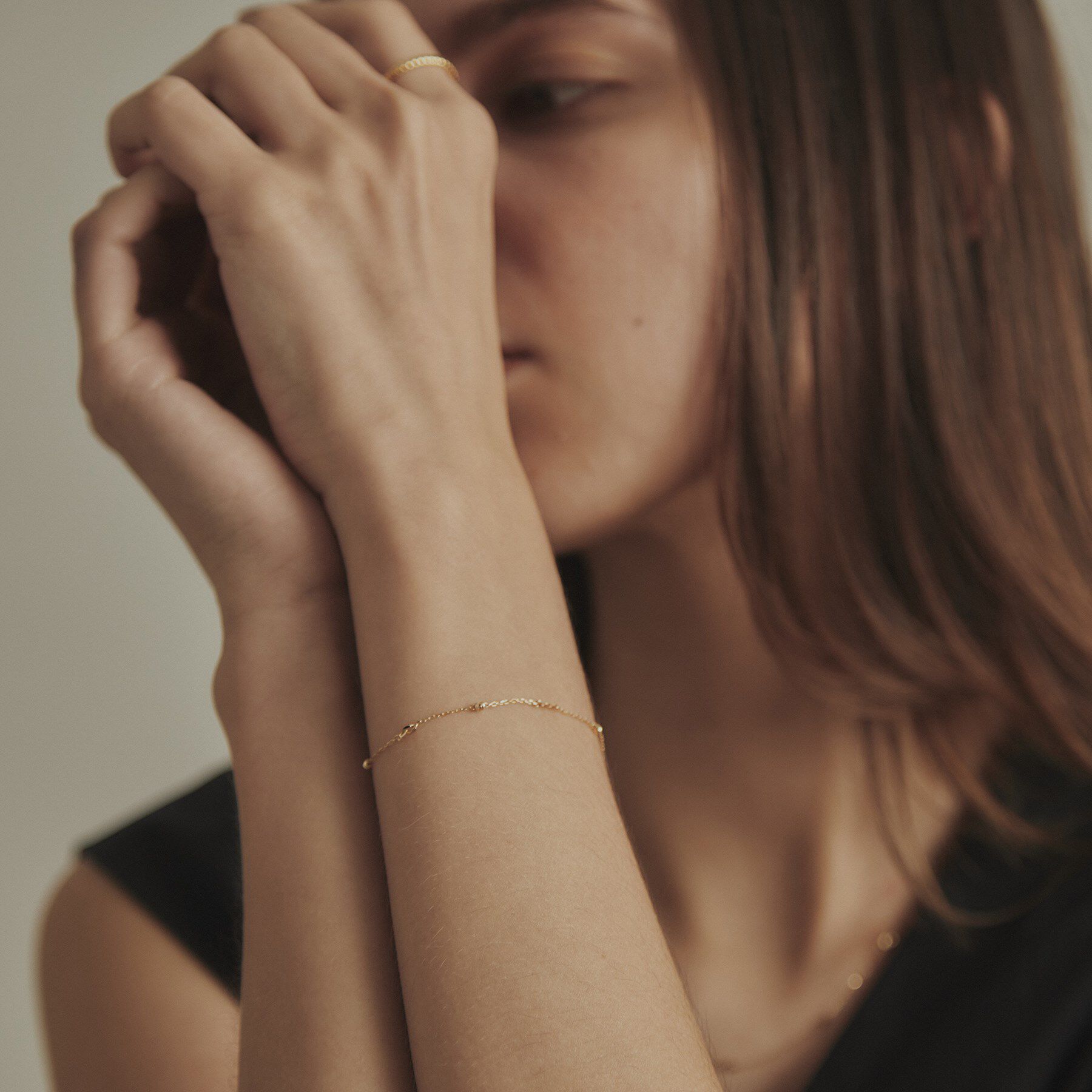 COCOSHNIK「K18フラットキヘイ&times;カットビーズ ブレスレット」|ブレスレット・バングル|