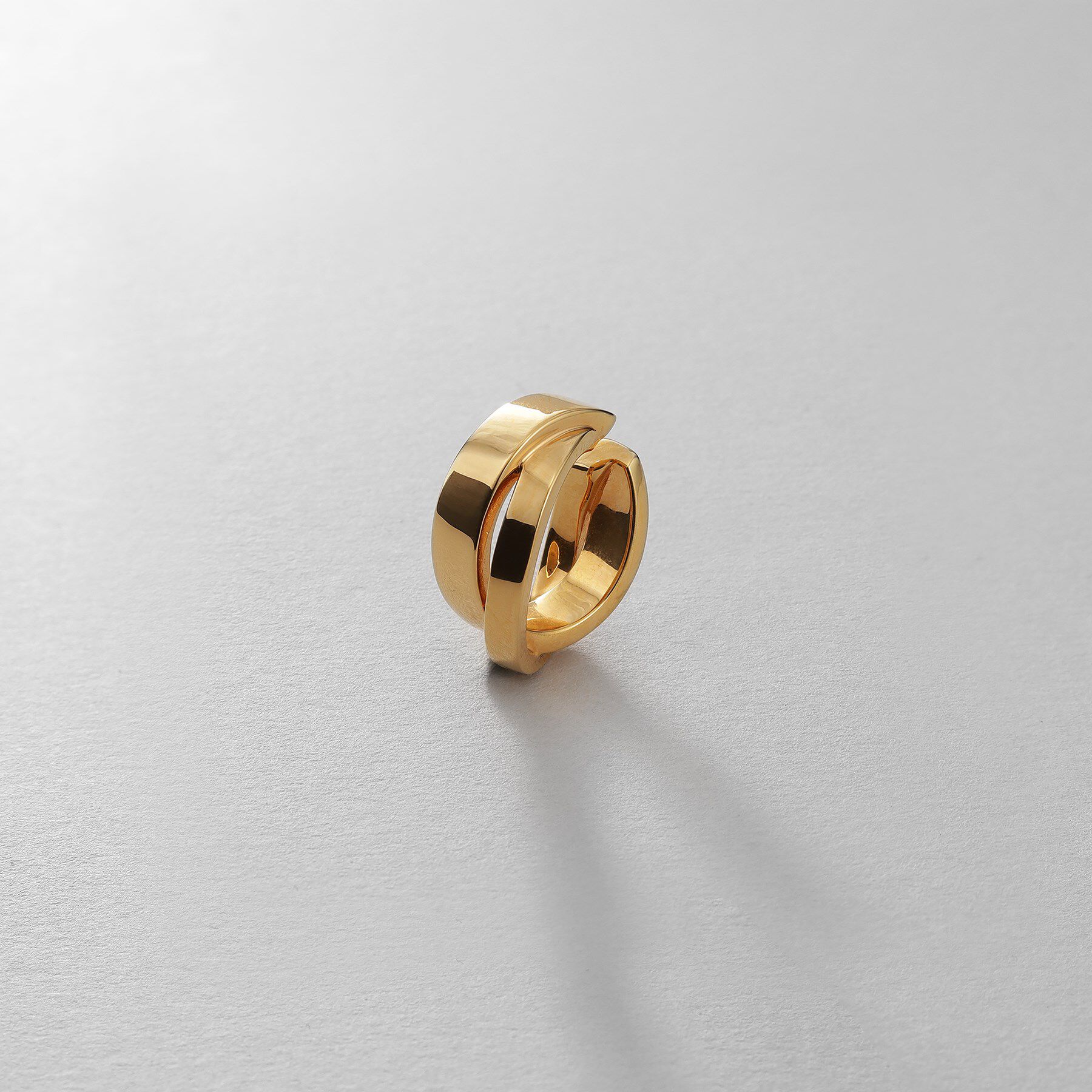 COCOSHNIK ONKITSCH「シルバー フラットオーバルクロスイヤカフ GP」|イヤリング|