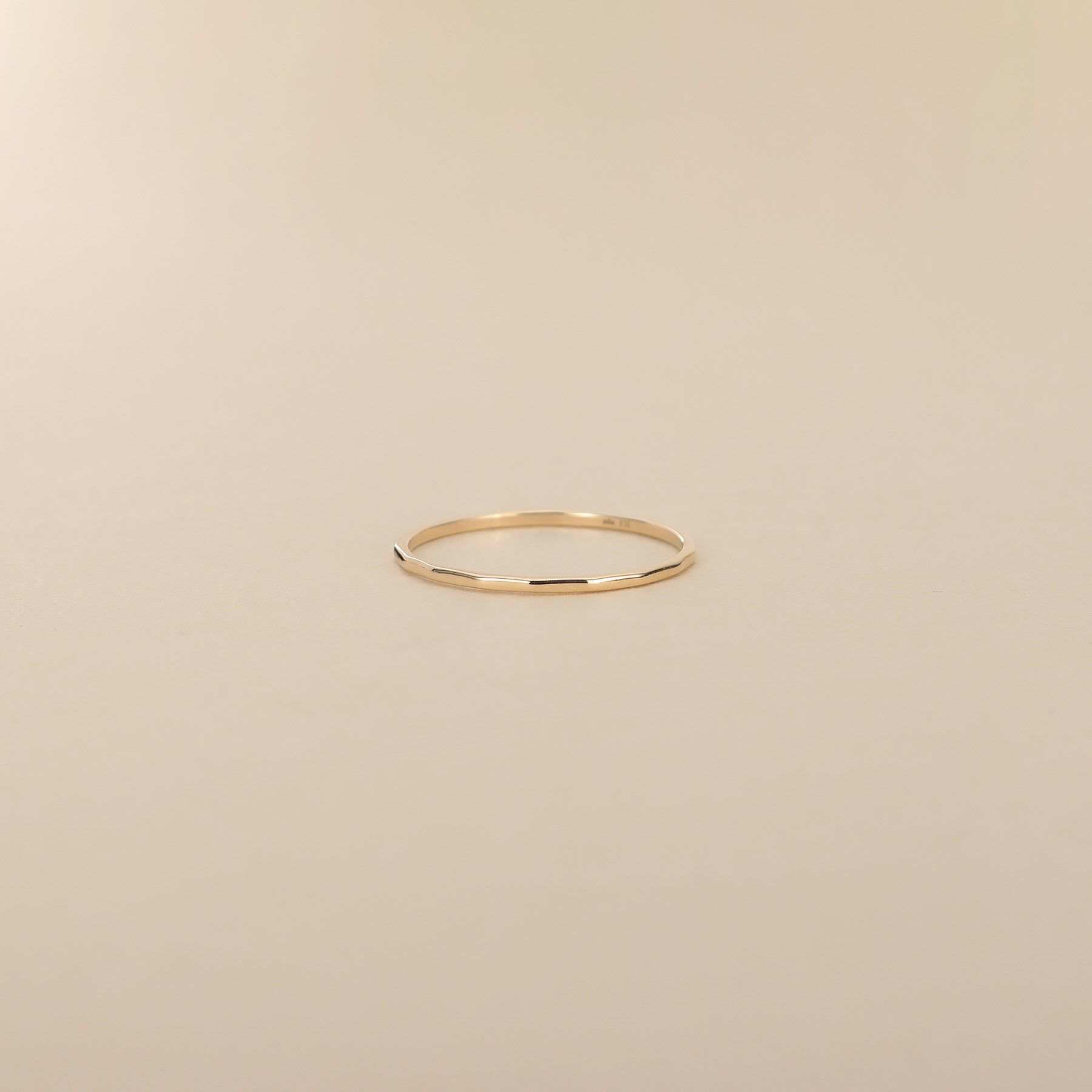 COCOSHNIK ONKITSCH「K10スキニーリング レクタングルパターン」|リング|イエローゴールド(1